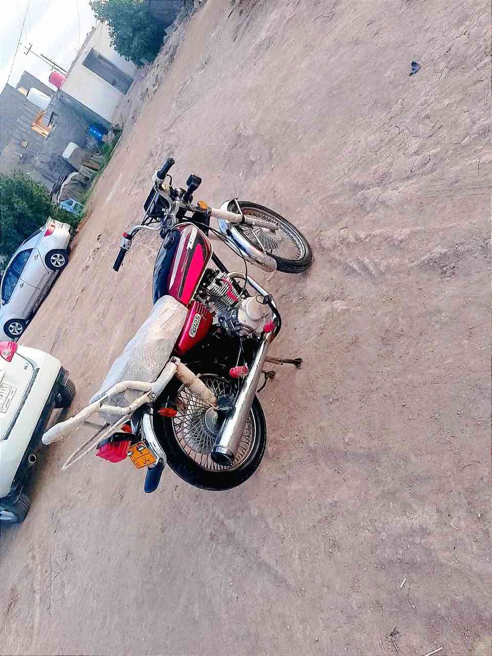 دراجه للبيع موديل 20 اوراق كامله محرك ما مفتوح ولا بخار دراجه حلوه مال جناي مكان ديوانيه دغاره 525 بها مجال رقم الهاتف ***********
