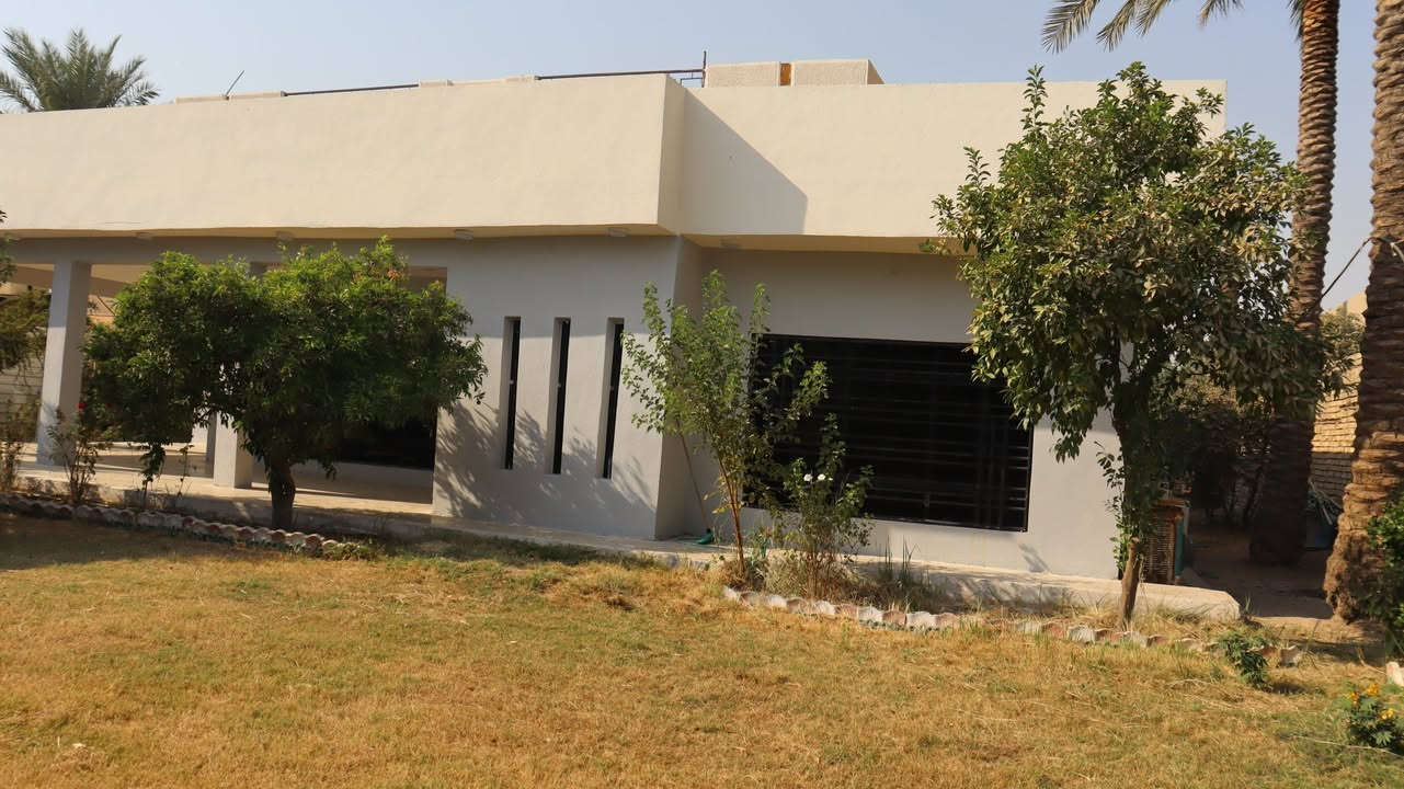 بيت للبيع 
طابو زراعي مساحة ١٣٠٠ متر  تحتوي على اشجار حمضيات وفواكه ونخيل
مساحة البناء ٣٦٠ يحتوي الطابق الاول على ٤ غرف نوم + استقبال + هول + مطبخ+ مجمع صحيات 
الطابق الثاني يتكون من غرفتين نوم + مطبخ وصحيات بالأضافه الى درج خارجي 
ويحتوي البيت على حديقة امامية + حديقة خلفية  كراج يتسع ل  ٤ سيارات بالإضافة إلى صحيات خارجية واجهة البيت ٢٥ متر يقع في منطقة المدائن قرب مطعم البستان قريب من الشارع العام المنطقة كاملة الخدمات ماء ومجاري وكهرباء البيت طابو زراعي سند ٢٥ حق التصرف وبه أجازة بناء وورقة كهرباء وماء مسجل ويتحول السند بأسم المشتري في طابو المدائن .
للتواصل الاتصال على الرقم ***********
