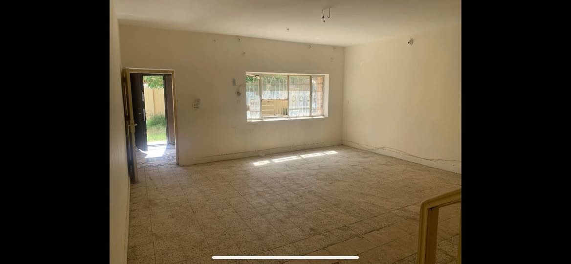 الايجار بيت حي الظباط المساحة ٥٨٥ متر قرب مصرف العقاري طابوق واحد يحتوي على ٣ غرفه وكليدور واستقبال ومطبخ عدد ثنين بدون سيراميك وحديقة كبيرة السعر 850 الاتصال ***********
