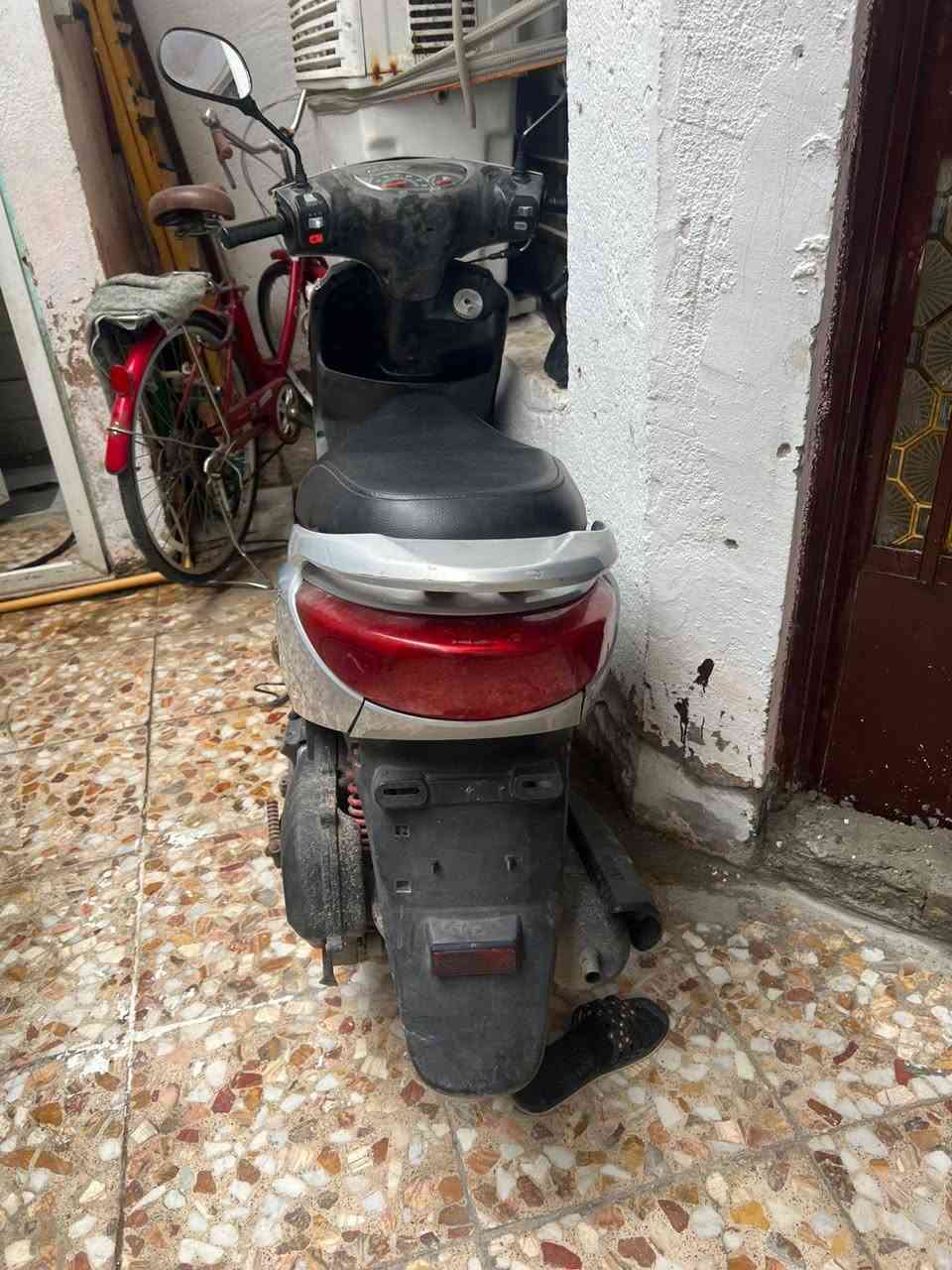 سلام عليكم دراجة بريز لايت ناصي للبيع
صالنصة جديدة 
دبلات جديدة 
شغالة سلف وهندر 
مكينة بلادية 
اوراق 
كفرات بلادية مختمة 
الدراجة نضيفة 
المكان بغداد الشعب 
السعر 550 وبيهة مجال قليل
***********
