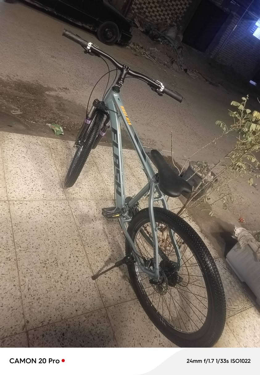 السلام عليكم بايسكل FLASH ماركه معروفه وغنيه عن التعريف الفريم الأمنيوم وزن 8.5 حجم 27.5 دبل امامي خفيف كلش كير شيمانو اصلي الامامي 3 نمر والخلفي 7 نمر شغالات بريك امامي خلفي شغال البايسكل تاخذة ما تصرف علية ربع المكان بغداد الدورة المهدية الثانية السعر قفل بدون عمله 150 للاستفسار الاتصال *********** واتساب فقط
