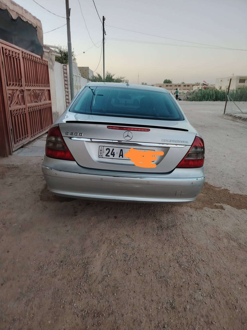 السلام عليكم
‏Mercedes - Benz E 200

(موديل 2008) لون سلفر

اڤنكارد 

وارد يابان 

مكينة 4 سلندر سنكل تيربو 

تو ويل 

المواصفات : 

داخل جلد ومخمل اسود 

رادار امامي خلفي 

لايت زنون 

سلايد روف

سستم صوت كلش حلو وواضح بيها 

كراسي امامي تحكم كهرباء 

تدفئة كشنات 

قطعتين تبريد 

تبريد الامامي منفصل 

فول تحكم ستيرن 

شاشة اعطال 

وبعد بيها هواية مواصفات معروفه

ماشية ٢٥٨ الف كيلو 

سياره بلادية ومابيها اي نقص 

تخم تاير وباتري جديد ومنظومة تبريد كلها جديدة  عبوتين فيت بمب

سستم كامرات شاشه

رقم شمالي بأسمي
*********** 

السعر ١٢٥
