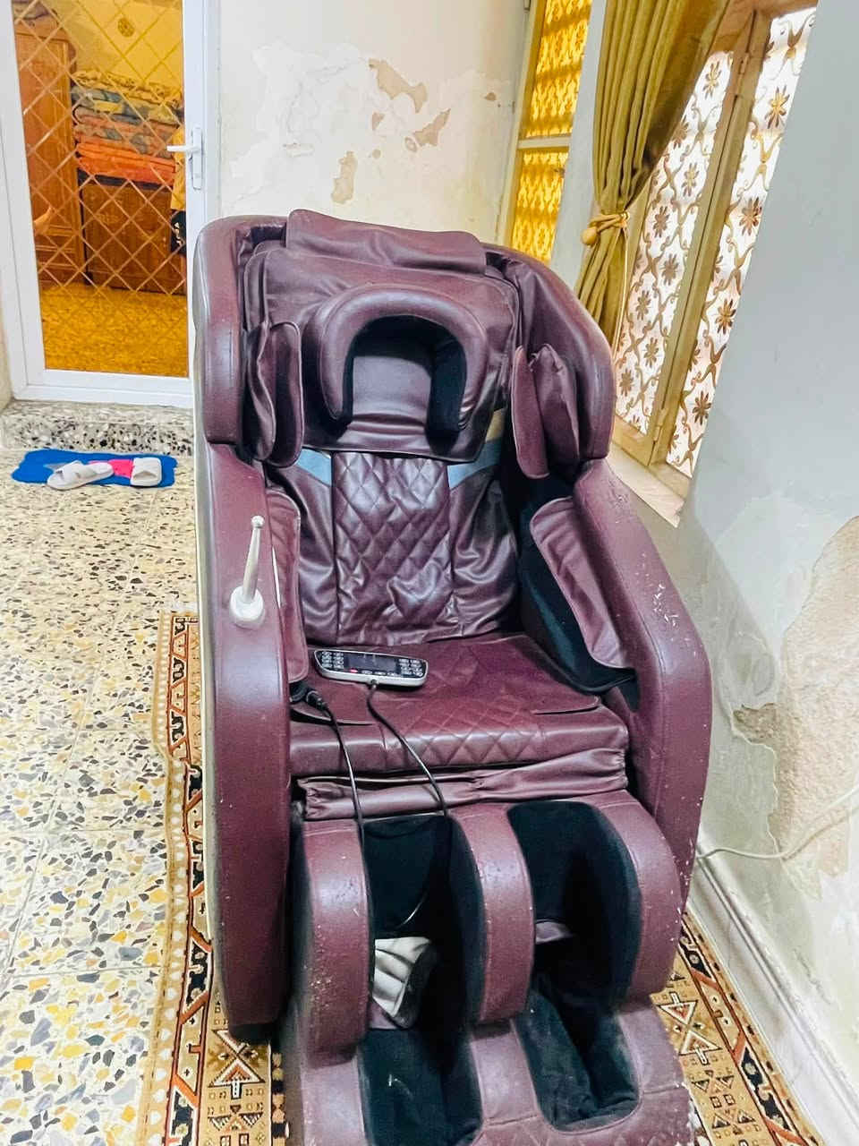 📣 كرسي مساج فول مواصفات للبيع (بحالة ممتازة وشغال 100%)
لكل الي يدور على الراحة والاسترخاء بالبيت بعد تعب اليوم، متوفر كرسي مساج طبي متكامل بمواصفات عالية:

⚙️ أهم المواصفات والمميزات:

 تحكم ذكي كامل: يجي وياه ريموت كونترول بشاشة ديجيتال واضحة للتحكم بكل التفاصيل.

 أنظمة مساج متعددة: مساج مخصص للرقبة (Neck)، الظهر (Back)، الأكتاف (Shoulder)، المقعد (Arm/Seat)، الساقين (Calf)، وبكرات خاصة للقدم (Foot Roller).

 خاصية انعدام الجاذبية (Zero Gravity): تعطيك شعور بالاسترخاء التام وتخفف الضغط عن العمود الفقري.

 خاصية التدفئة (Heat): مثالية لتقليل تشنجات العضلات وزيادة الراحة.

 التحكم بالسرعة والقوة: تكدر تتحكم بقوة ضغط الهواء وسرعة البكرات (Roller Speed / Air Intensity).

 إضاءة LED جانبية: تصميم عصري ومميز يضيف لمسة جمالية للمكان.

✨ حالة الجهاز:

 الكرسي شغال بالكامل وكل الأنظمة والريموت والكهربائيات فحص وشغالة

 💵 السعر: 350 ألف (بي مجال بسيط للشراي الطيب)

 📍 المكان: بغداد - البلديات

 📞 للتواصل والاستفسار: يرجى المراسلة على الخاص أو الاتصال على الرقم:***********

