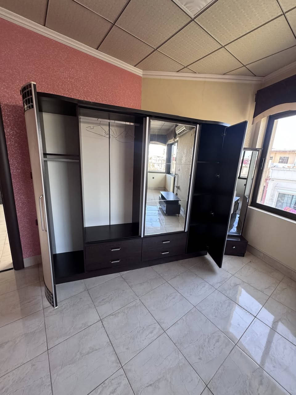 🛏️ غرف نوم تركية راقية عدد (2) للبيع
السلام عليكم.. عندي غرفتين نوم للبيع:
 الماركة: من ماركات تركية راقية ومشهورة.
 الحالة: الأثاث في حالة جيدة جداً.
 للاستفسار والتواصل عبر الاتصال على الرقم: [***********]
