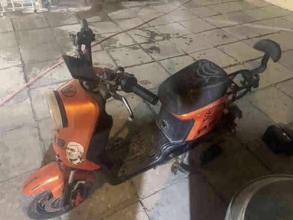 السلام عليكم دراجه ار٩ مابيه بطريات سعر ١٨٠وبيه مجال قليل عنوان البصرة ***********
