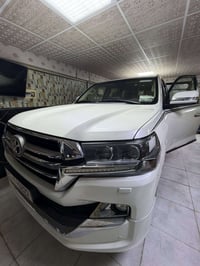 • تويوتا لاندكروز ساز  GXR Grand Touring • اللون ابيض صدفي  •ماشية 134...