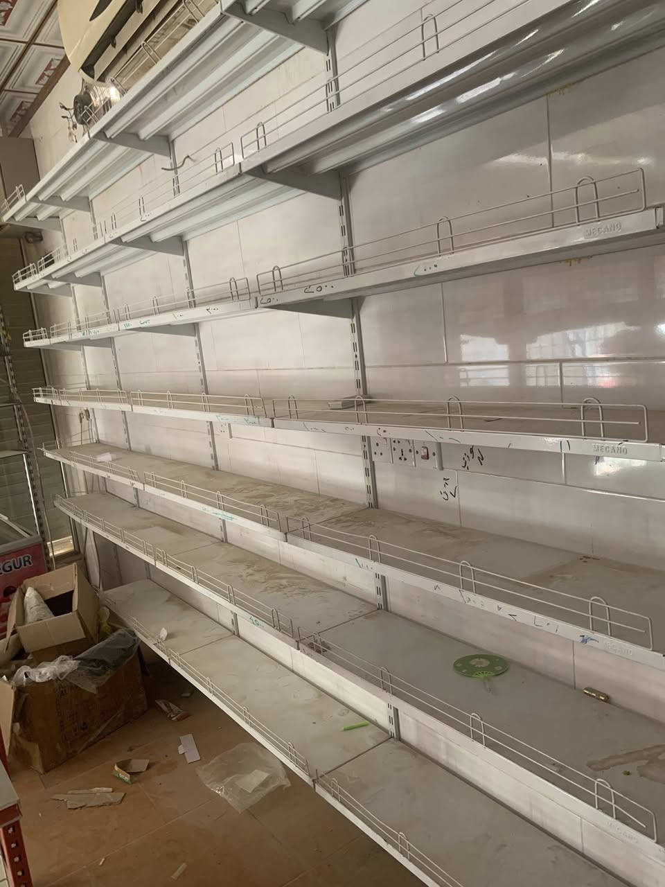 ٦٣ رف حديد درجه اولى ابو البليت الثخين تصعد عليه وتكمز ماعليه شي للبيع و السفينه هم للبيع مكاني كربلاء ***********
