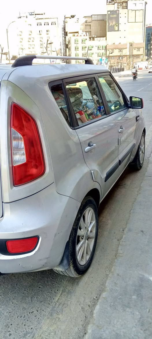 كيا صول 2013 وارد امريكي 
  رقم بابل انكليزي محرك 1600
      ماشيه 116
  مواصفات عاديه تحكمات 
 ويل كب ارضيه مغلف جلد 
سعرها 85 بيه مجال 
مكان كربلاء/ الحر 
***********
سونار بالصور
