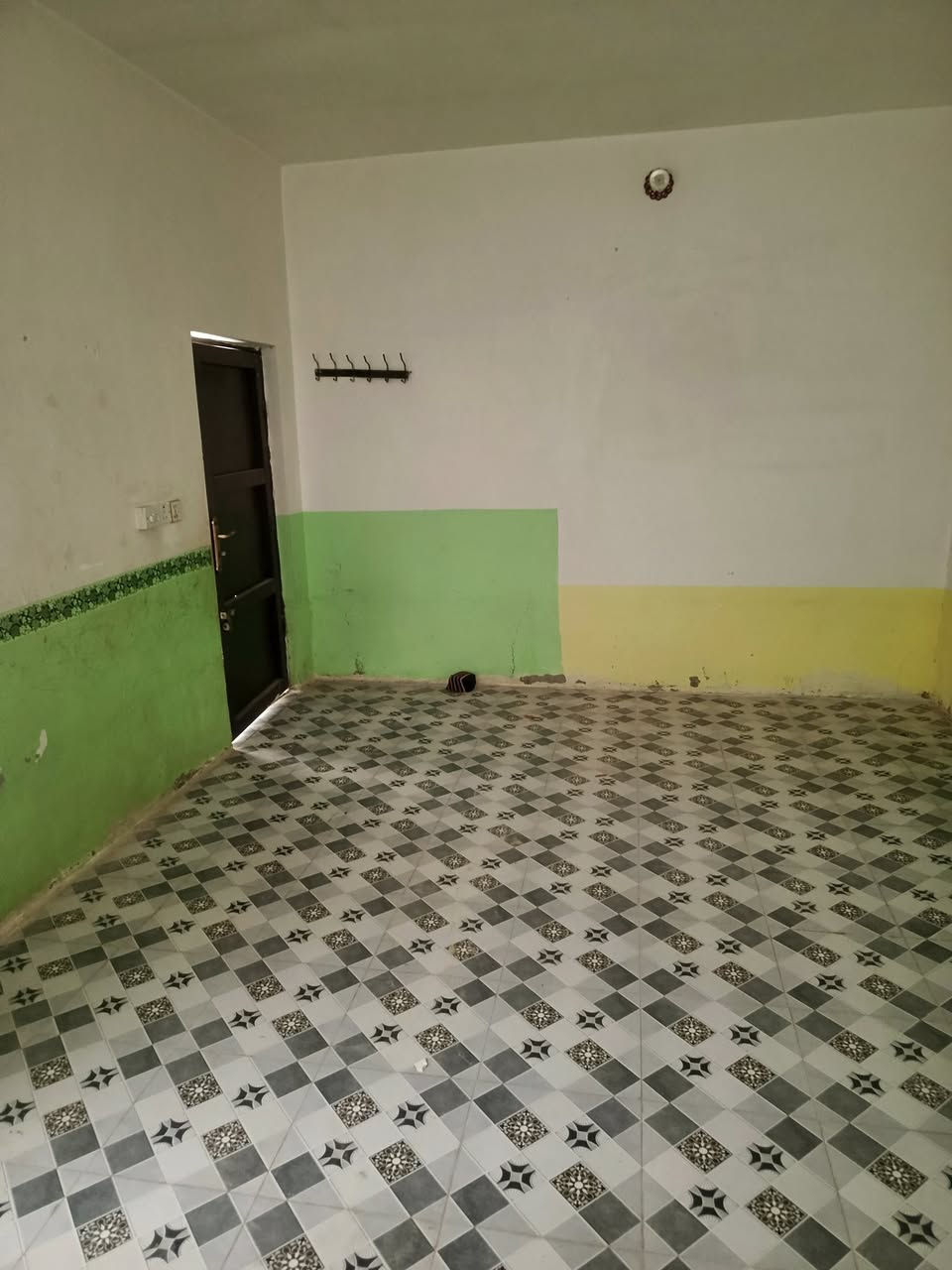 سلام عليكم بيت يجار ٦٥ متر غرفه وصاله مطبخ وتخاريج العنوان حي ميسان شارع زوار يجار البيت ١٥٠ قفل مكتب مرتضى ***********
