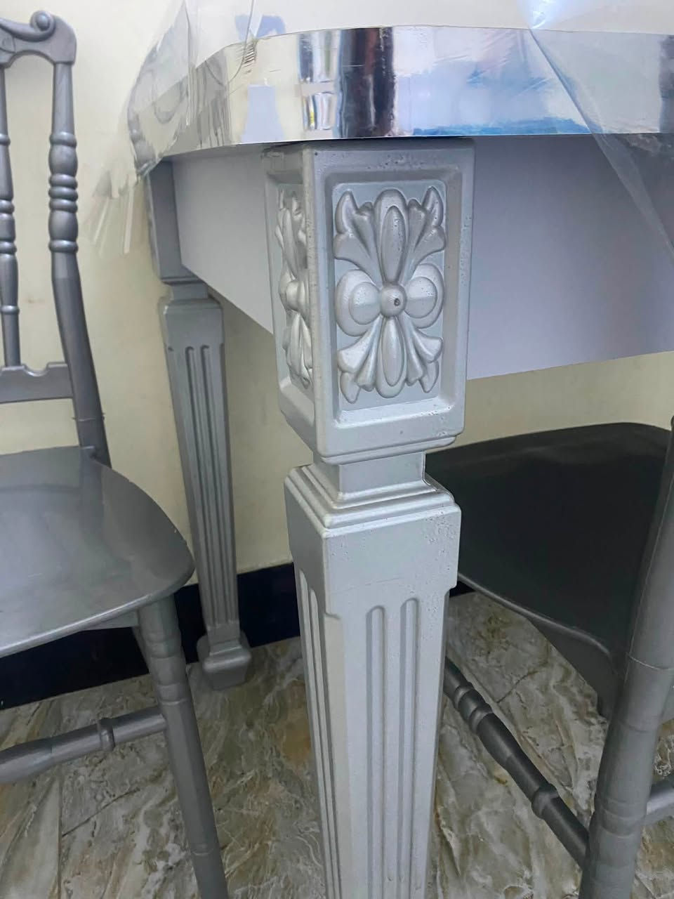 ميز طعام عظم عاج إطار فضي سطح فوول ،سعره ٢٠٠ آخو الجديد سبب البيع مخليته بغرفتي و اريد سرير بمكانه فما احتاجه بعد ولان ماله مكان فأبيعه حالياً فقط ١٢٥  مع مشمع شفاف عازل للحرارة هدية  فاللي تريده تتفضلي خاص  اجيبلهياه للبيت وع الفحص وتدللون


**إذا كنت صاحب هذا الإعلان وتريد حذفه لأي سبب، رجاءا أرسل رسالة إلى الدعم الفني**