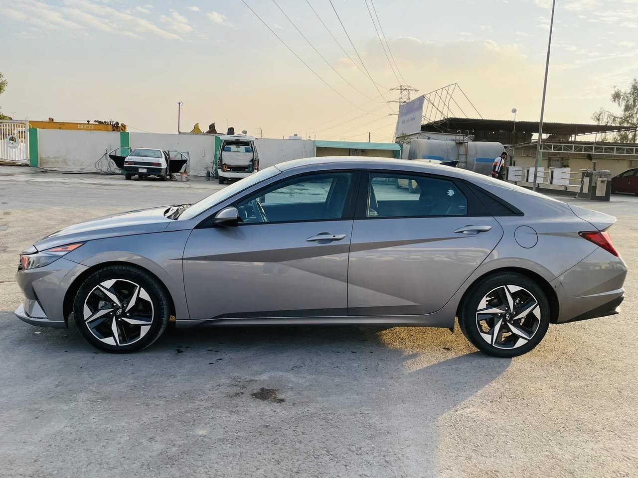 السلام عليكم 
النترا 2023  SEL
فول عدا الفتحة 
محرك وكير شاصي لغود ودواخل مكفولات بشرط 
ايرباكات مكفولة 
مواصفات تحكم ستيرن جهتين قيادة ذاتية وتوقف ذاتي وتحديد مسار وتحديد خروج عن المسار وردارد امامي وجانبي 
اوتو هولد وهندبريك بصمة دخول ذكي بصمة ابواب وتشغيل عن بعد ٣ وضعيات قياده نورمل سبورت وسمارت 
سيارة نظيفة كلش تايرات زوج اليوم شادهن 
سيارة قطعة وحدة صبغ تعتبر 
السعر ١٥٢ بيها مجال بسيط مكاني بغداد الراشدية 
***********
