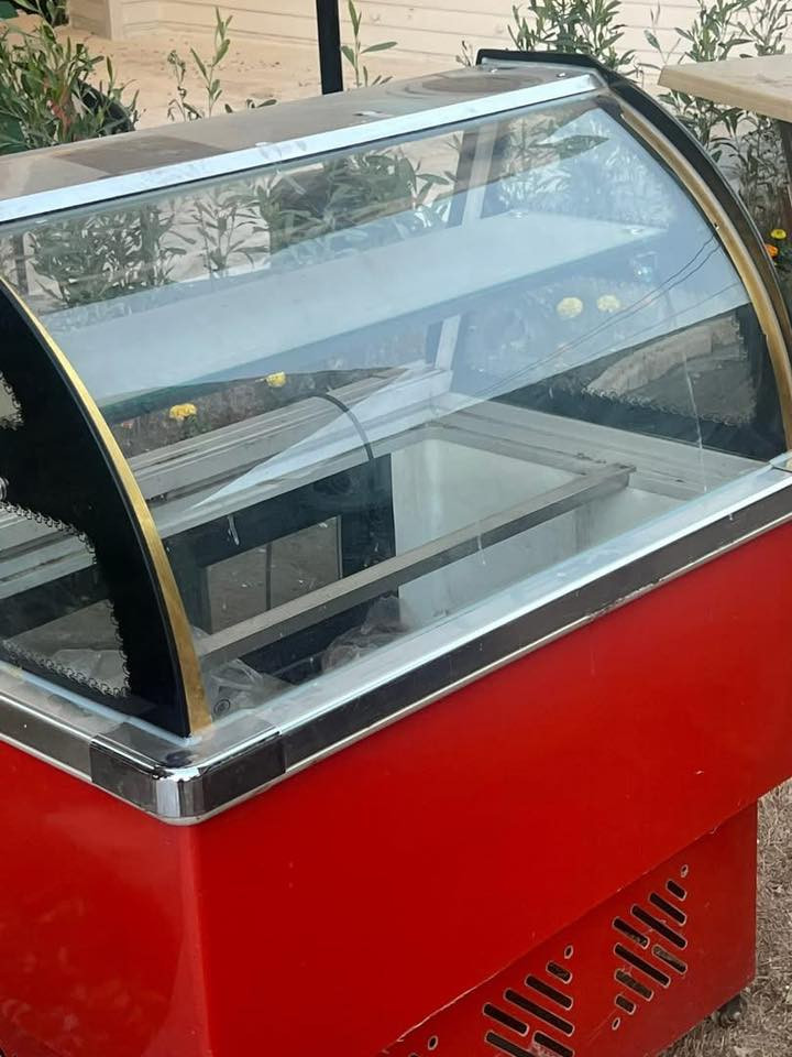 تخم قنفات العدد٢٦ قطعه 
كبار 
وسط 
صغار
القطعه على ١٠٠
الف 
اكو عدلات 
واكو شكل زاويه واكو دائريات
مجمدات
طباخات 
كراسي 
ميوزه 
اغراض مطبخ مال مطعم 
الي يريد يجي هسه 
متواجدين 
***********
