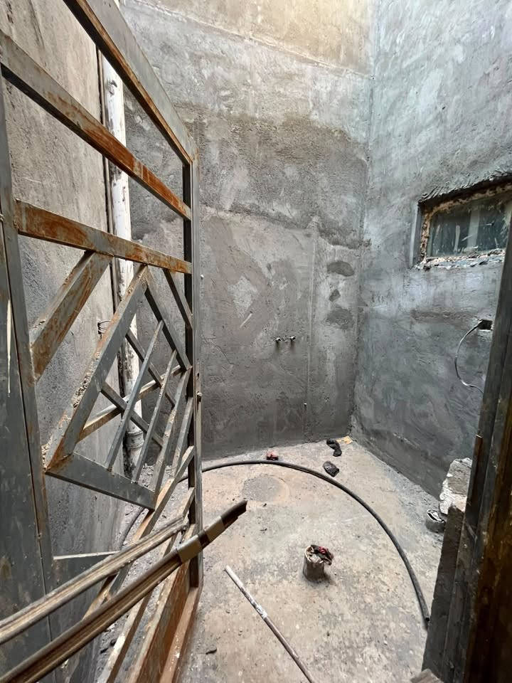🏡 للبيع بيت فرصة بسعر مناسب
📍 الموقع: بدعة أسود، مقابل سيد الأوصياء، الشارع المجاور لسكة القطار.
📐 المساحة: 180 متر مربع.
🚗 عرض الشارع: 6 متر.
مواصفات البيت:
غرفتان:
غرفة في الطابق الأرضي.
غرفة في السطح معزولة بالكامل بدرج خارجي، تحتوي على حمام وتواليت، وتصلح كسويت مستقل.
صالة.
مطبخ.
منور.
حمام داخلي.
حمام خارجي.
حالة البناء:
البيت مؤسس بالكامل من ناحية الماء والكهرباء.
ملبوخ سمنت وجص للسقوف
الصالة والغرفة الداخلية بيها بياض.
يحتاج فقط إلى إكمال التشطيبات النهائية، بسبب عدم توفر الإمكانية لدى صاحب البيت.
📄 نوع السند: طابو زراعي.
💰 السعر المطلوب: 100 مليون دينار عراقي، قابل للتفاوض بالمعقول.
للاستفسار ، يرجى التواصل على الخاص أو الاتصال.
***********
