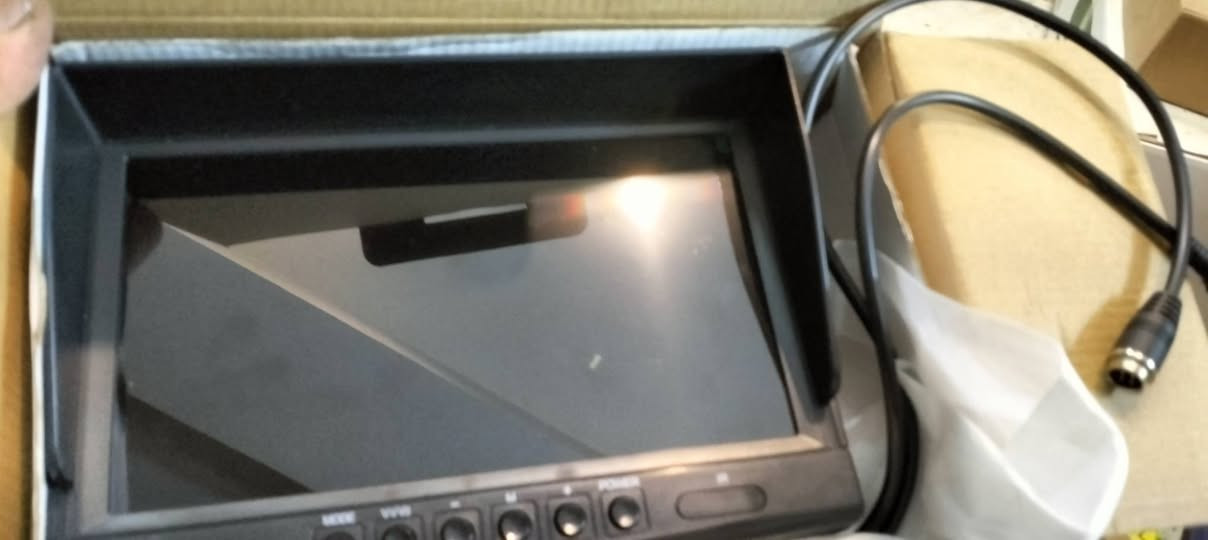 السلام عليكم ... المهتم ينطي سعر ... يوجد توصيل...
هذا المنتج هو نظام DVR لاسلكي للمركبات يحتوي على شاشة LCD مقاس 9 بوصة ودعم لما يصل إلى 4 كاميرات. 
نوع النظام: نظام مراقبة لاسلكي 2nd Generation 2-4 Cam Wireless DVR مع شاشة 9 بوصة.
الوظائف الرئيسية: يدعم التسجيل، الرؤية الليلية، وخاصية الرجوع للخلف (نسخ احتياطي) للشاحنات والحافلات. 
التقنية: يعتمد على تقنية Wi-Fi لنقل البيانات لاسلكياً بين الكاميرات والشاشة. 
المميزات: شاشة عالية الوضوح تدعم تقسيم الشاشة لعرض عدة كاميرات في وقت واحد.


**إذا كنت صاحب هذا الإعلان وتريد حذفه لأي سبب، رجاءا أرسل رسالة إلى الدعم الفني**