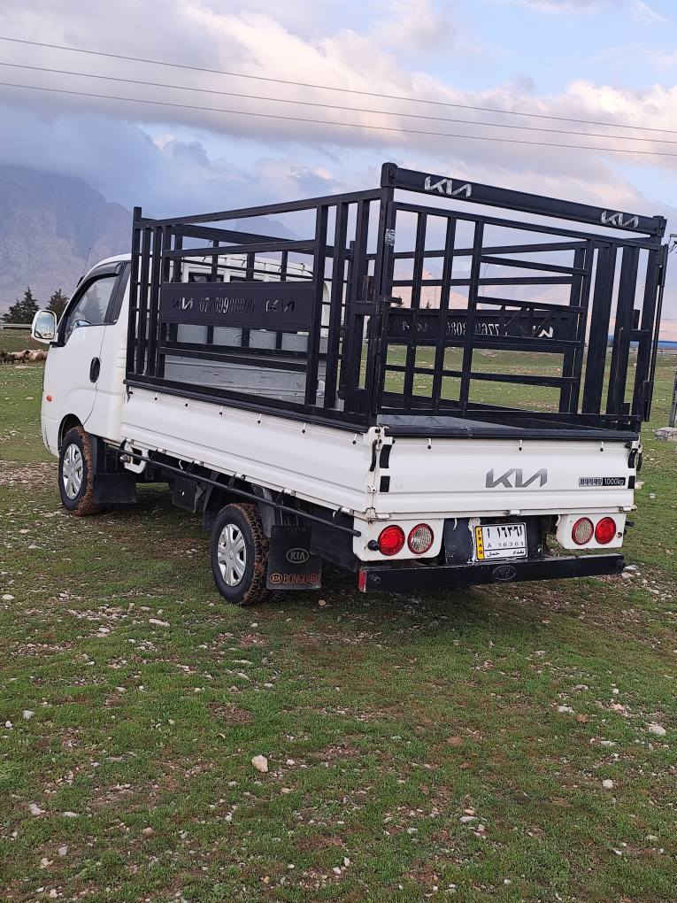 کیا  گاز سئ هه زار سۆڀەر مە کینە ڕەش 
سە یارە کە وەسفی ناوئت تە بریتی گەرمو ساردی بە شەرت برئکی بە سراوە ناوبۆدی تیایە جە مجەیەکی زۆر تۆکمەی بۆ بە سراوە  لۆک لۆکە بە قه ت یەک سفر خۆش نە بو لئخوڕینی نە تەوئت  6تایەی تازە یە 
گئڕی مە کینەی بە شەرتی 10ڤیتەر جرکەی تیانییە 
سەرفو بوخاری بە شەر بە هیج شئوەیک بخار ناکات 
سالئکە لای خۆمانە کۆدی ئاساشی هه یە بە ناو خۆمانەوەیە 
شوئن بیرە مە گرون 
***********
*********** السليمانية, العراق
