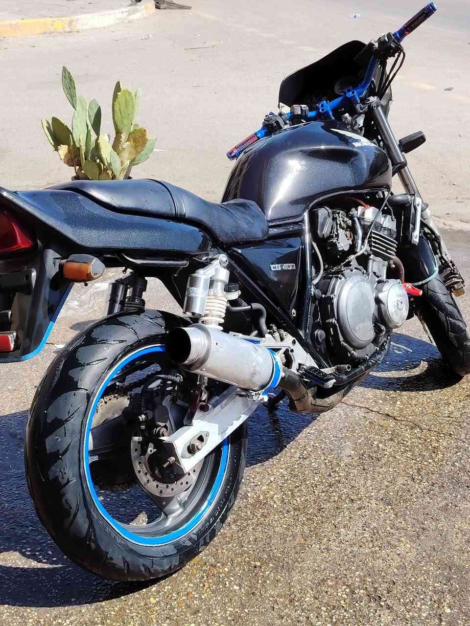 CB400 جيل اول 16 ولف اوراق كامله مكمركه شلعه معدل الدراجه احلى من الصور نقصها الكور ضعيف من هي وبارده متشتغل اله دفعه بس تحمه تشتغل نص نكره و الستيرن شوي بي عواج الماشه مكفوله كلشي مابيها بس الستيرن مايل شويهه
الحريه الدولعي
***********
