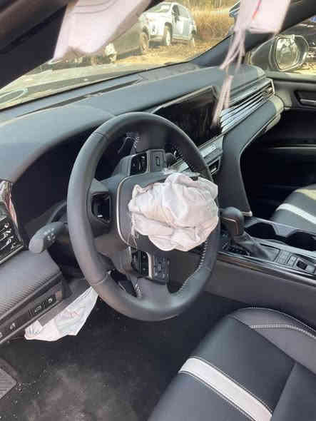 السلام عليكم 

كامري 2025 se  هايبرد 

رقم بغداد تحويل ثاني يوم 

ماشيه ٣٠٠٠٠ كيلو  السيارة 

الضرر موضح بلصورة 

مواصفات معروفة 

كشن كهرباء 

تبريد قطعتين 

شاشة كبيره 

كشن جلد 

كامرة خلفية + كامرة امامية تصوير بلادية 

تحكم ستيرن 

ثلاث وضعيات قيادة 

السيارة خير من الله

سعر ٢٣٠٠٠

مكان بغداد حي تونس

رقم الهاتف ***********
