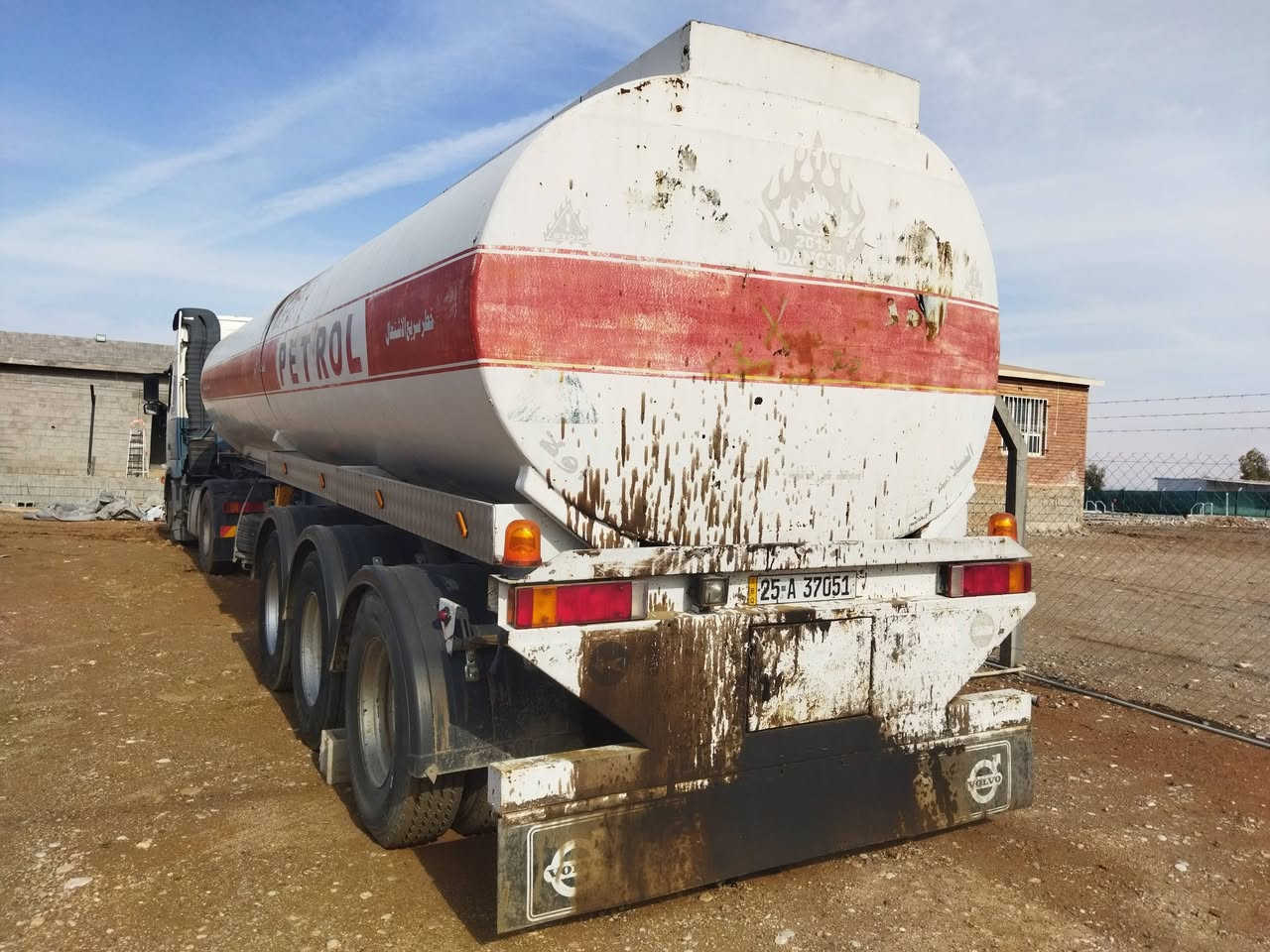 سلام عليكم للبيع فالفو صهريج موديل 2003 اوتوماتيك طوناج جيبي أيس گير و محرك أكسل طخم طاير جديد كل شرط رقم كركوك مشروع وطني بسمي شرط التحويل سعر 240 و مجال رقم موبايل *********** مكاني كركوك
