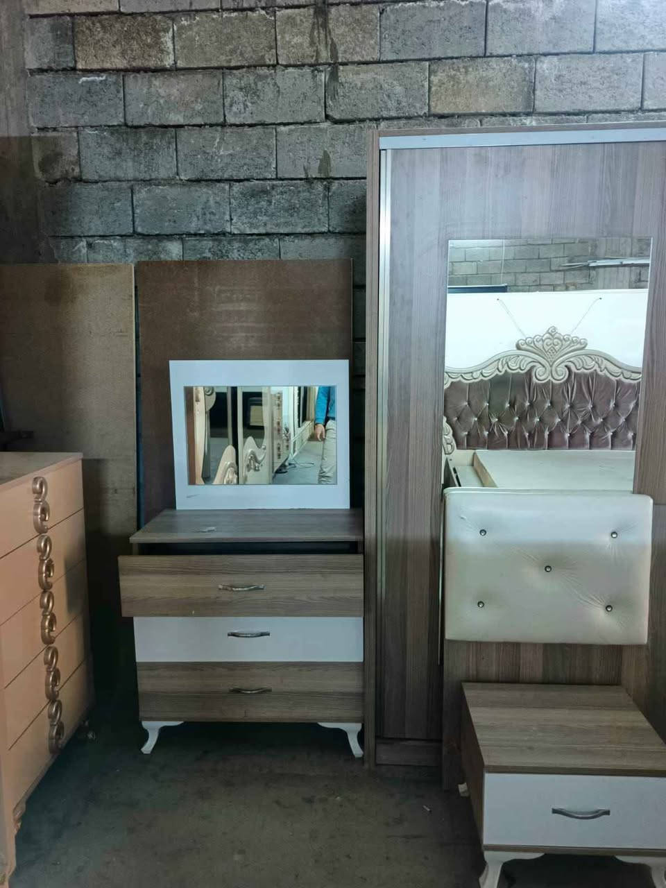 غرفة نوم تركي اخو الجديد 5قطع نضيفه كلش سعرها 300 عنوان كركوك متوفر توصيل 
رقم مبايل/*********** كركوك, العراق
