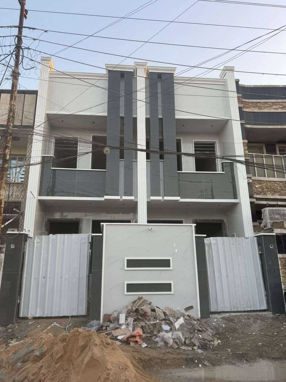 الدار للبيع 🏠 تون قيد الإنشاء 
المساحة 82 م ونص موقع جيد
الموقع الشعب شارع الاسواق المركزية التجار 🛤️عرض الشارع 15 م 
عرض الرصيف امام الدار 4 م
السعر 230 مليون وبي مجال🌹
يحتوي الطابق الارضي على كراج صغير وخدمات خارجية ومغسلة واستقبال ومطبخ حار وبارد ومنور وخدمات ومكان غسالة وغرفة نوم 
ويحتوي الطابق الثاني على غرفتين نوم وخدمات وبيتونة كبيرة🌦️وسطحين
للاستفسار اكثر يرجى الاتصال على الرقم التالي متواجد هذا الرقم على (الواتس اب والفايبر والماسنجر (***********))

او الاتصال على الرقم التالي ***********
او زيارة مكتب تبارك للعقار والمقاولات الكائن في شارع الاسواق المركزية قرب مطعم ميامي
