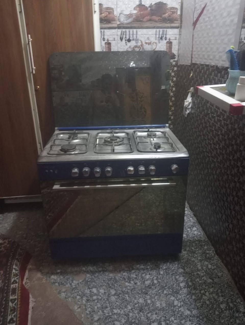 سلام  عليكم شباب طباخ لبيع شغال السعره 250 الف     وبيه مجال الى الناس الطيبه نوعيته كريازي المكان دوانيه شارع ستين يريد يتصل على ***********
