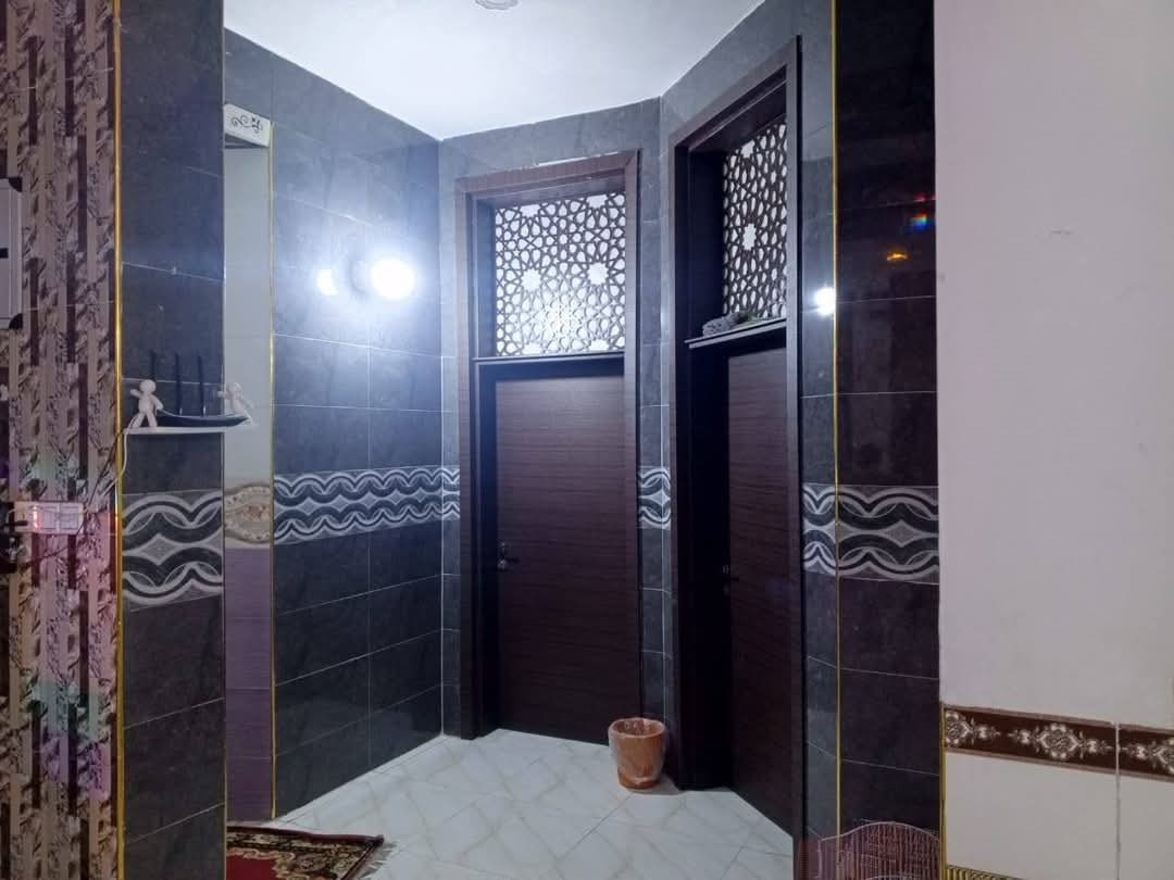 ياالله بيت طابو صرف للبيع تجاري الجمعيه عالجدول قرب اسوق الخالدي بناء حديث درجه اولى طابق ونصف الطابق الاول غرفتين وصاله واستقبال ومطبخ وصحيات داخليه وخارجيه الطابق الثاني غرفتين وصاله وصحيات الغرف ما كاملات بناء طابوق كونكريت ارضيه بورسلين للاستفسار *********** *********** او مراجعة مكتب ابو احمد المرشدي للعقار الجمعيه قرب الملاعب
