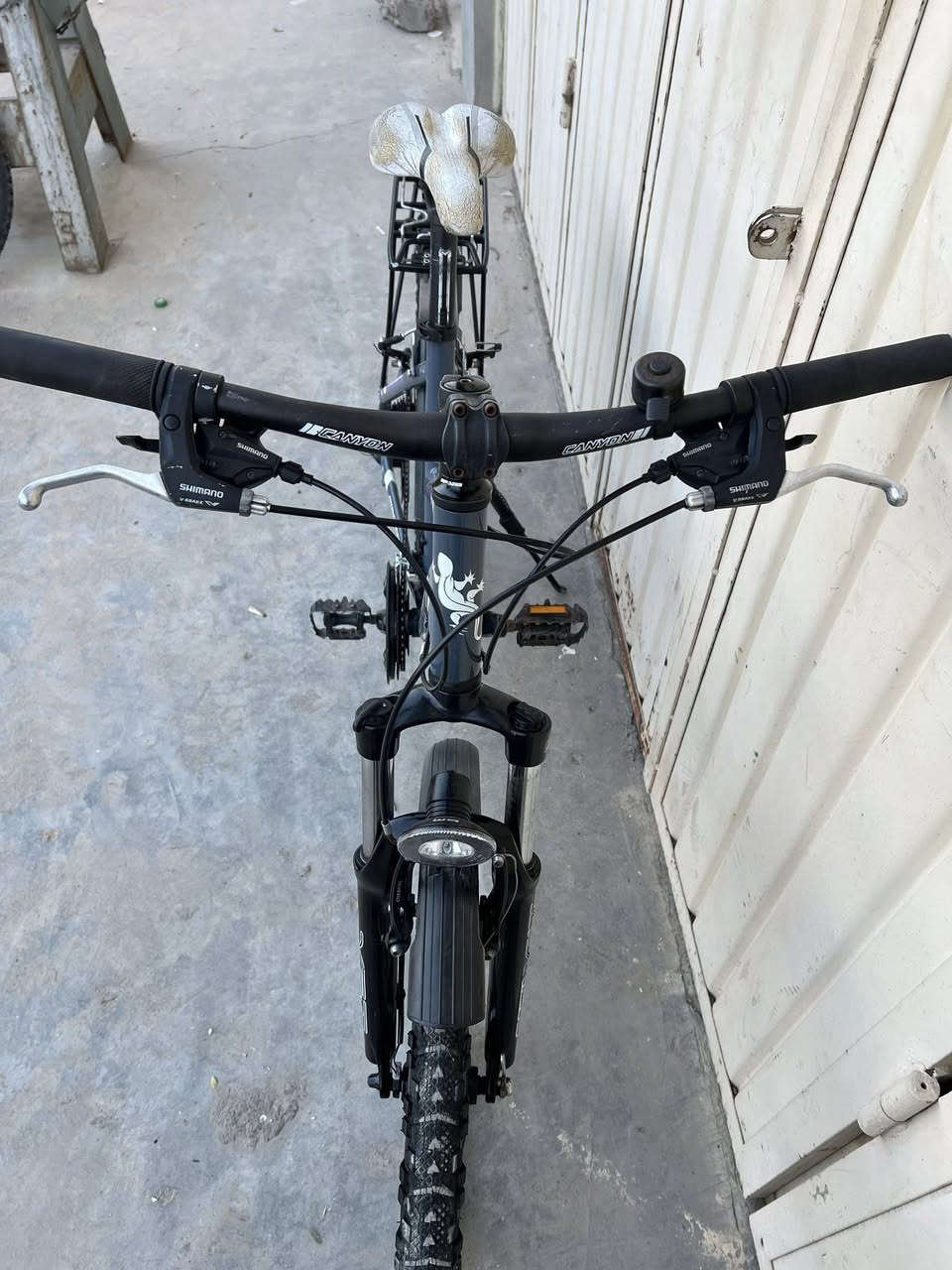 باسکیل سویسری
مارکە CANYON
جسم المنیوم 
دبل امامی قفل و فتح
لون حلو 
سیتم بریکات شیمانو
سیتم کیراترت shimano altus
ویل امامی دینمو 
١١ نمرە کیر 
عینوان کلار -رزگاری 
توصیل کل محفصات عیراق موجود 
سعر ٢٥٠ الف بها مجال 
*********** واتئاپ موجود
