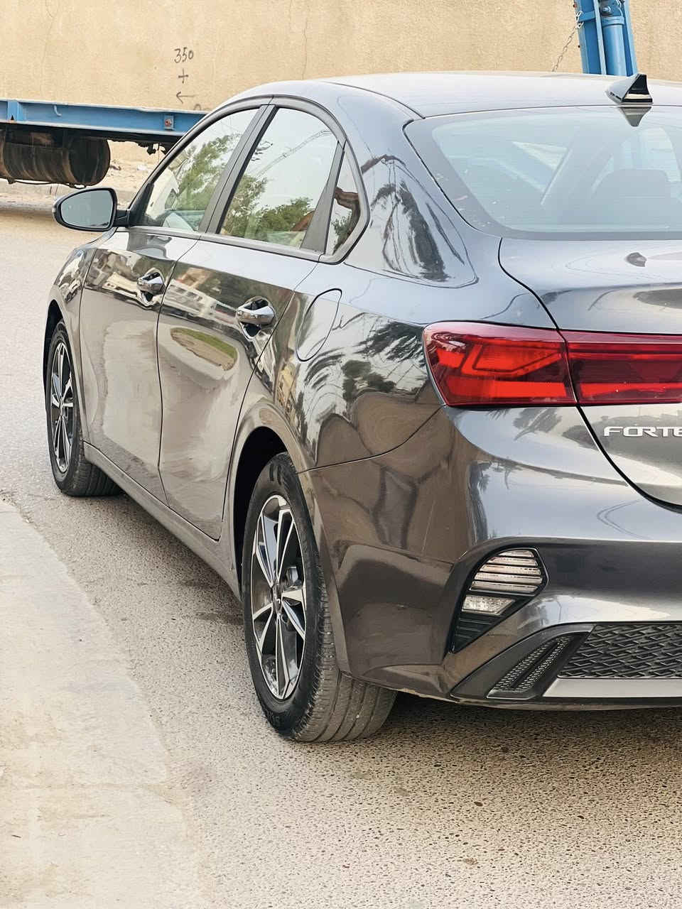 سلام عليكم
للبيع  
كيا فورتي موديل 2024 باسمي سنوية وهزه ورقم جدد  
وارد امريكي:  بيه بنيد فقط بدون اي دواخل  صور الحادث مرفقه مع المنشور سيارة مكفولة عدا البنيد سيرفس ممشتغل بية ايرباك سترين فقط 
مواصفات معروفه 
ويل كب
شاشه كبيره 
كامره دواره 
تحكم استيرن جهتين 
تبريد تدفى مكفولات
ماشيه39 الف حقيقي 
حجم المحرك 2000 دوش مكفول 
وبعد بيها مواصفات حلوه 
سياره جديده وجاهزه مكينه وكير وحداده وتخم تاير 
مــكــان-ســياره- بغداد 
الـــسعر:155  وبيها مجال بسيط
الاستفسار اكثر 
***********
