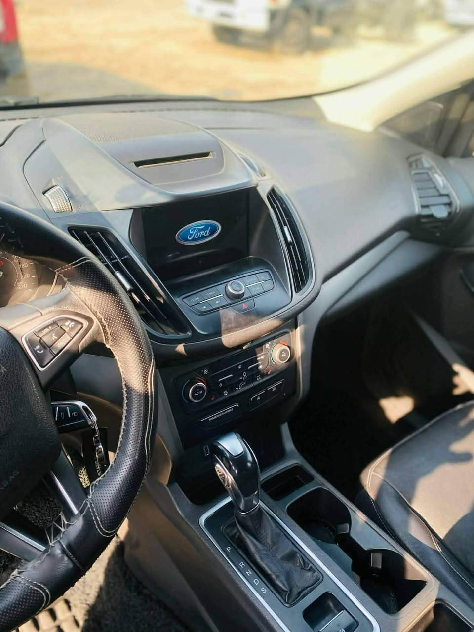 فورد اسكيب ٢٠١٨ مواصفات sel 
فوول فوولة  بةس سلايد نية 
مةكينة ١٥ توربو 
دةبل اكسل 
كوشن جلد و هيتةر 
سندوق شةفت 
شاشة كةورة 
و زور مواصفاتي تر 
سةيارةكة يةك دينار مةسروفي تيدا نية  چركةش بةشةرت 
٤ پارچةي بوياغة بي داخلي  
٣ پارچةي پيشي و دةرگاي سايةق 
ارباك بةس سوكان سيستةمة 
سعري ٩٥  و كةمةك مةجال 
٦٠٠ هةزار غرامةي لةسةرة دواي مةعامةلة دةدريتةوة 
لة هةوليرم 
*********** 
*********** أربيل, العراق
