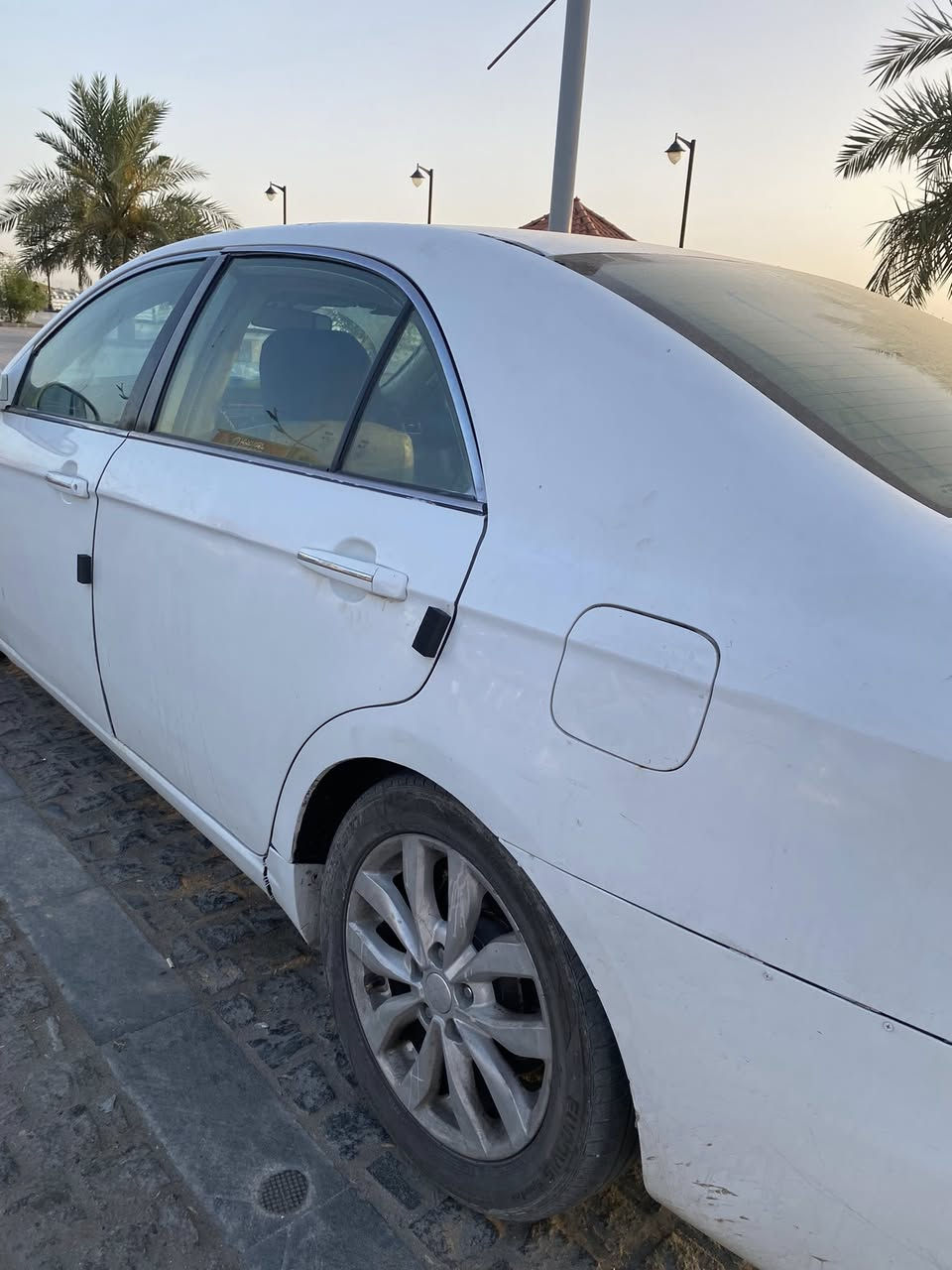 63 وبيهة مجال
جيلي Emgrand EC8 موديل 2013 

السنوية: نافذا

السيارة باسم ولد من ديوانيةوالتحويل ثاني يوم مباشرة.

المحرك: ميتسوبيشي (Mitsubishi) بحجم 1800 متصرف بنزين

خزان الوقود 70 لتر تقريبا وتتقبل بنزين العادي

ناقل الحركة (الكير): أوتوماتيك مع نظام سبورت (Sport Mode) للتحكم اليدوي.

سستم سماعات: نظام صوتي متكامل  توزيع محيطي (أمامي وخلفي وسماعة خلفية عميقة والتحكم بالصوت من الشاشة)

الشاشة: شاشة أندرويد نوعية راقية + كاميرا خلفية + حساسات خلفية.

الكشنات جلد بلاد مغلفة بالكامل بحافظات كشنات 

السقف: فتحة سقف 

التبريد قطعتين (أمامي وخلفي) فقط نقص غاز بيها 

الواقيات الشمسية حجم كبير

التحكم: جامات كهرباء (درجتين) + قفل مركزي وأمان للأطفال + مري كهرباء مع إشارات وشطف يدوي.

التنبيهات: تنبيه مسافة (حساسات للخلف) + تنبيه حزام الأمان( للسائق) + تنبيه السرعة حسب طبيعة الشارع+ تنبيه الأبواب + تنبيه نظام سرقة

كل الأزرار والدكم شغالة، صندوق واسع 500 لتر، بردة خلفية، تكايات وسطية. لامام والخلف وبها حاملات اكواب وجيوب خزنة متنوعة وذكية بنظام الضغط ( السبرنك) تفتح وتغلق + سبير بالصندوق 

السعرالمطلوب 63 وبيهة مجال مجال 

مكاني البصرة الجبيلة شارع السايلو. باقي تفاصيل 

***********1
