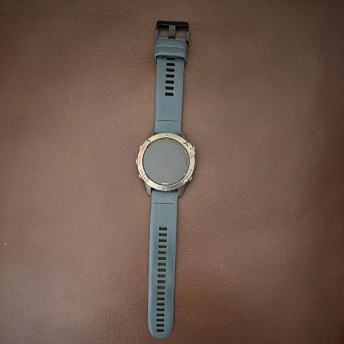 ساعة Garmin Fenix 6 Sapphire بمواصفات قوية تجعلها مخصصة للرياضيين ومحبي المغامرات الخارجية.
ساعة Garmin Fenix 6 Sapphire بمواصفات قوية تجعلها مخصصة للرياضيين والعسكرين ومحبين المغامرات الخارجية.

إليك أهم مواصفات هذه الساعة بشكل مبسط ومنظم:

الشاشة والتصميم

مادة العدسة: زجاج من كريستال الياقوت المقاوم جداً للخدش.

إطار الساعة: مصنوع من التيتانيوم الخفيف والقوي جداً (أو الفولاذ المقاوم للصدأ 

حجم الشاشة: بمقاس 1.3 بوصة قطر 47 وتعمل دائماً.

وضوح الشاشة: شاشة مرئية بوضوح تحت أشعة الشمس المباشرة (Transflective).

البطارية والأداء

الوضع الذكي: تدوم البطارية حتى 14 يوماً كمستشعر ذكي عادي.

وضع الـ GPS: تعمل حتى 36 ساعة متواصلة عند تشغيل نظام تحديد المواقع.

وضع توفير الطاقة: يمكن أن تمتد البطارية حتى 48 يوماً في وضع حفظ الطاقة الأقصى.

المستشعرات والملاحة

تحديد المواقع: تدعم أنظمة متعددة للأقمار الصناعية تشمل (GPS, GLONASS, Galileo) لدقة متناهية في البراري والغابات.

مستشعرات الصحة: قياس نبضات القلب من المعصم، ومستشعر Pulse Ox لقياس نسبة الأكسجين في الدم.

مستشعرات البيئة: بوصلة ثلاثية المحاور، جيروسكوب، ومقياس للضغط الارتفاعي (Barometric Altimeter).

الميزات الذكية والرياضية

الخرائط والموسيقى: تحتوي على خرائط طبوغرافية مدمجة للملاحة، وتتسع لتخزين وتشغيل الأغاني مباشرة عبر سماعات البلوتوث.

تتبع التمارين: قياس متقدم لأداء الجري، السباحة، ركوب الدراجات، التزلج، والجولف.

مقاومة الماء: مقاومة للماء حتى عمق 100 متر (ضغط 10 ATM).

🌹اللغة عربية

🌹النظافة 100 اخو الجديد 

🌹القطر 47

🌹تدعم خرائط العراق 

🌹تدعم شعارات الاتصال والرسائل عربي 

#السعر 300 الف مع سير هديه


**إذا كنت صاحب هذا الإعلان وتريد حذفه لأي سبب، رجاءا أرسل رسالة إلى الدعم الفني**