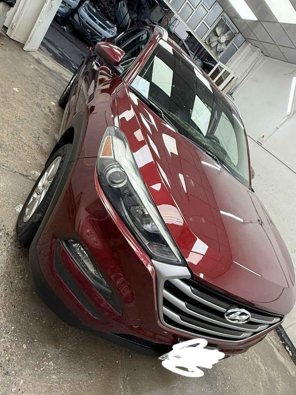 سلام عليكم
للبيع سياره نوع توكسان

موديل 2017 امريكي
السعر 160 وبيه مجال

محرك 2000 مكينه جديده

سياره جديده صدر جديد امامي وخلفي 

تايرات جدد

تبريد ثلج

السياره نظيفه الله شاهد من كلشي حادث

هاي صور الحادث قبل وبعد

*********** موبايل
