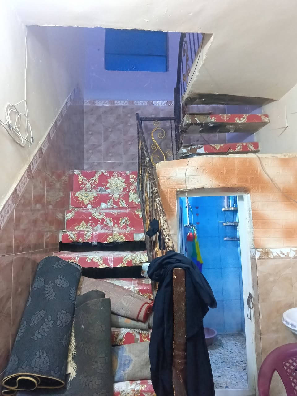 بيت للبيع 200 متر قاط ونص لبيت مفول لا رطوبه ولا كلشي لبيت صب مسلح جوه غرفه وصاله ومطبخ وديوانيه ولقاط لثاني غرفتين ومرمر وبي محل لبيت ركن بل الفين شارع سعد المضمد السعر 105 اتصال ***********
