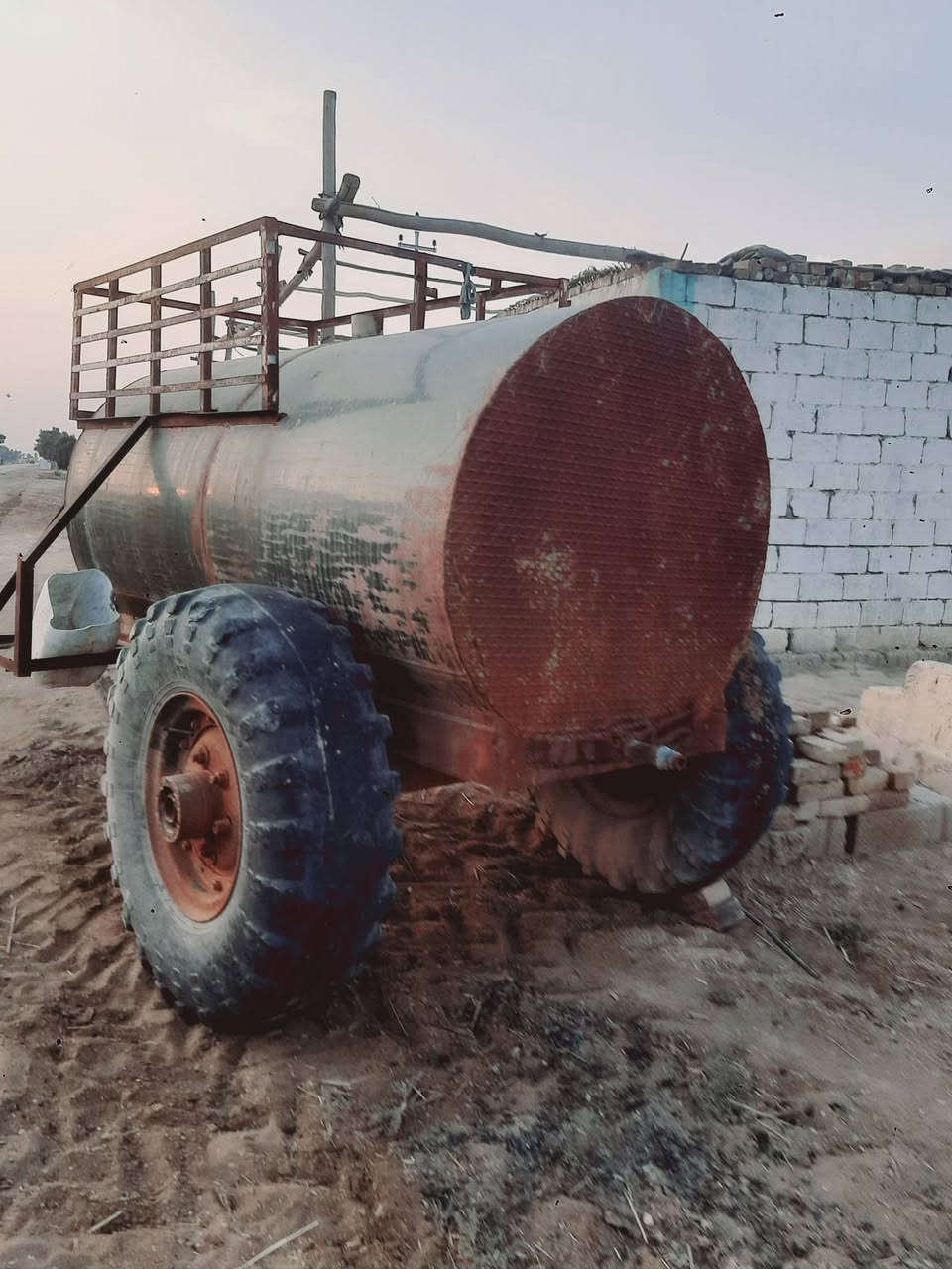 للبيع مقطوره سعه 2700 حديد مغلون شاصي 
جديد  جاهزه للعمل 
مكان بابل الخميسيه ***********
