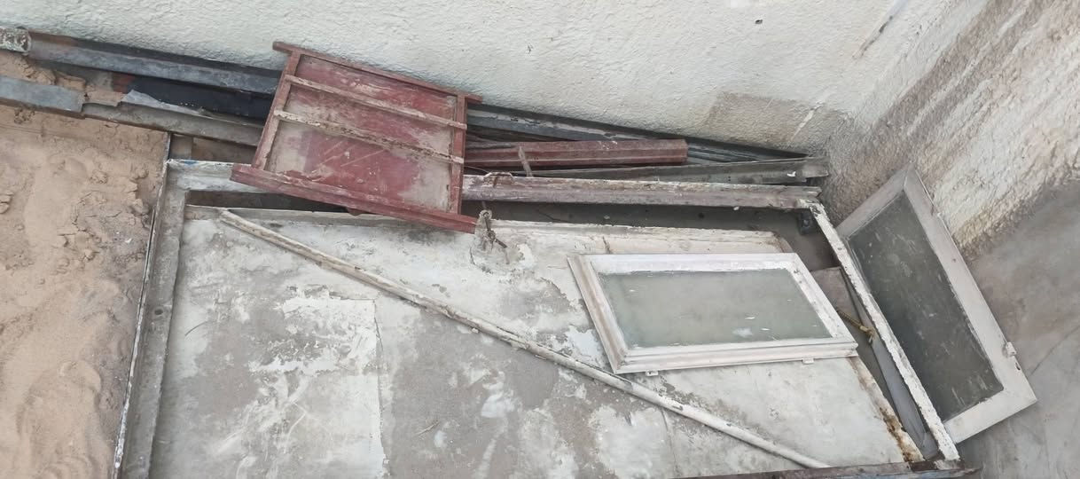 سلام عليكم عندي باب خشب نظيف وزاويه بيهن ع مترتين  بيهن ه متر العدد٦ وشباب مال غرفه وباب حديد مع جرجوبه ليرديهن يتفضل خاص وهذا رقمي بصره الشعيبه ***********

