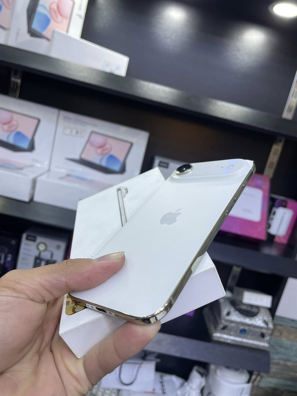 ايفون 17Air مستعمل جداً قليل 
ذاكرة 256 
بطارية 100 
***********
***********
