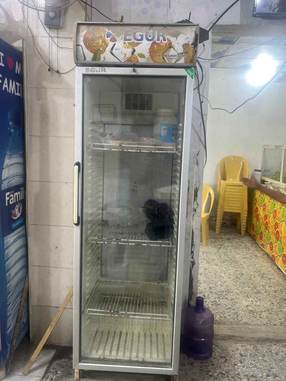 السلام عليكم غراض البيع طباخ شغال مثل ماموضح بالفيديو سعر 275وبي مجال
برادات عدد اثنين رايدهن ب600
كراسي عدد10ب60
طبلات عدد3وحده على 20 
الاستفتار ***********
