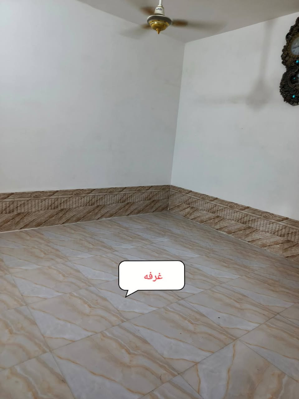 دار للبيع في البراكيه شارع المطار القديم  تحديدن شارع المختار المساحه(150)متر   طابو زراعي سند(25)مشمول بل تطويب بنيان طابوق السقف صب كونكريت مسلح الارضيه بورسلين الجدران سيراميك يحتوي البيت على غرفه نوم عدد2و صاله كبيره و منور عدد 2و حمامات داخليه و خارجيه  واستقبال كبير و مطبخ و مساحه حوش كبيره السعر(65)وبي مجال للأستفسار الاتصال(***********)
