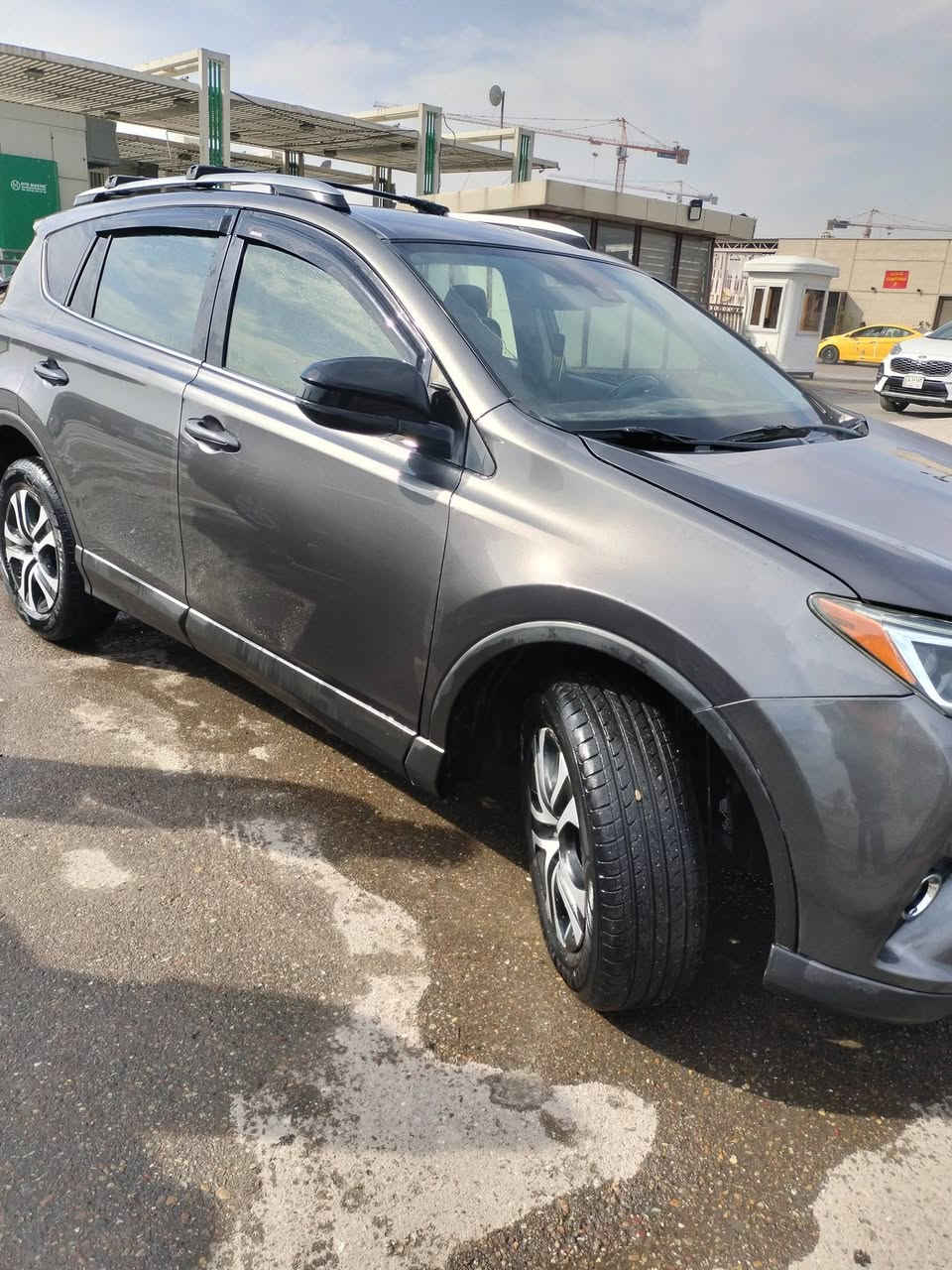 وارد كندي
بارد قطعتين مكان صغير  جاملغ 
هزه جديد
تايرات جديد 
صيانة كامله 
ماشيه 90753 ميل
***********
بغداد 
السعر 168
