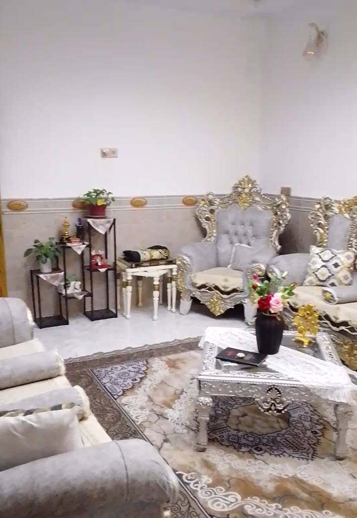السلام عليكم ورحمه الله وبركاته بيت للبيع 80 متر كربلاء حي الأطباء متكون من اربع غرف طابقين رايده 175مليون وبيه مجال للاستفسار اكثر اتصال على الرقم *********** كربلاء, العراق
