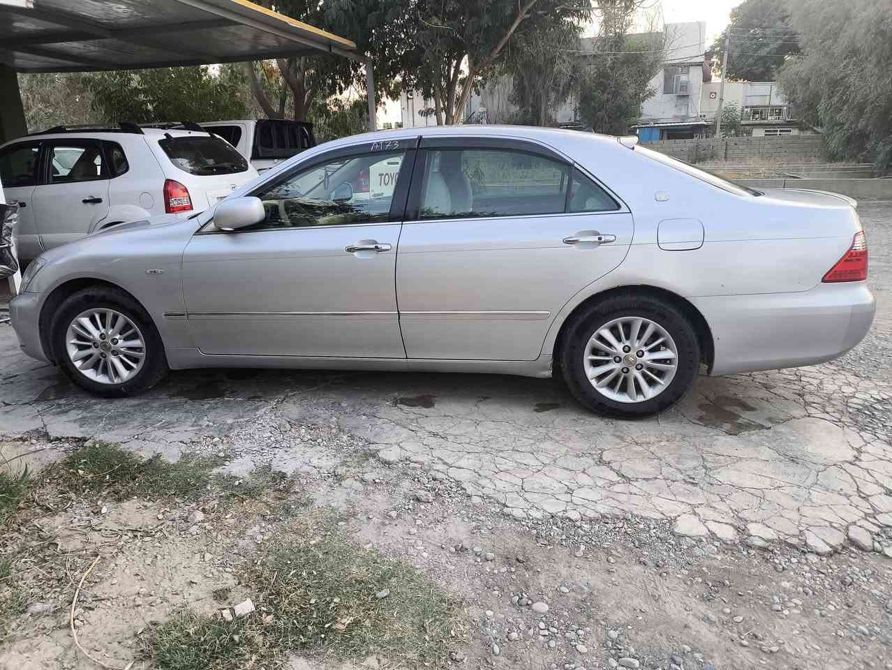 48$ 
شاهینه مودیل 2007 بڕاوه    صاج ملکی 3 دوگمە بصمه رصاصي ناو زەرد پەردە کارەبایی گێڕ و مەکینەی گەوره 182 سەیارەیەکی زۆر جوان و بێ مصروف نرخ 48 مجالێکی کەم شوێک کلار ***********
