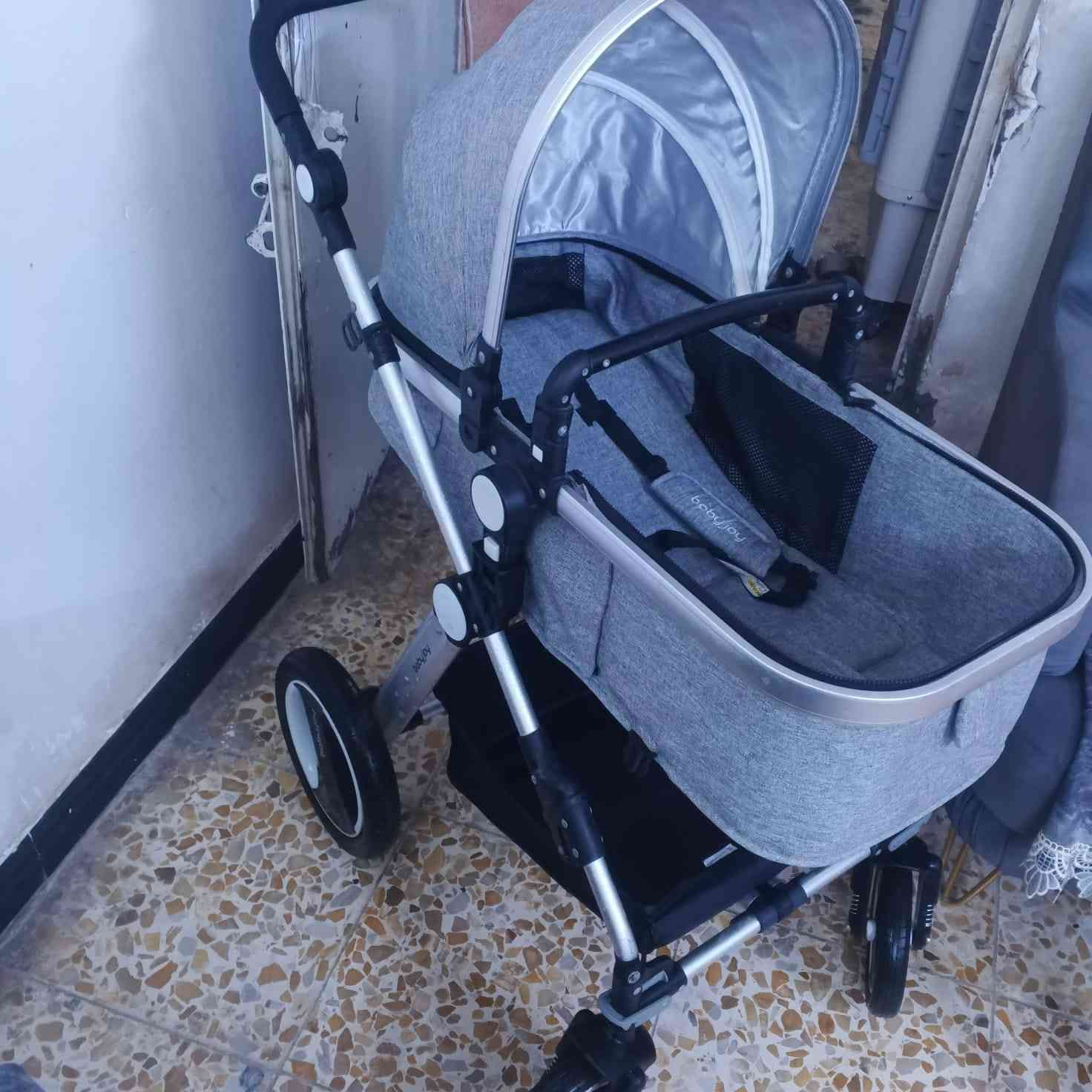 السلام عليكم عربانه طفل للبيع جايتني من الخارج وجبيره استعمال شي بسيط كلش السعر قفل ٦٠ مكاني بغداد البياع الشرطه الرابعه ***********
