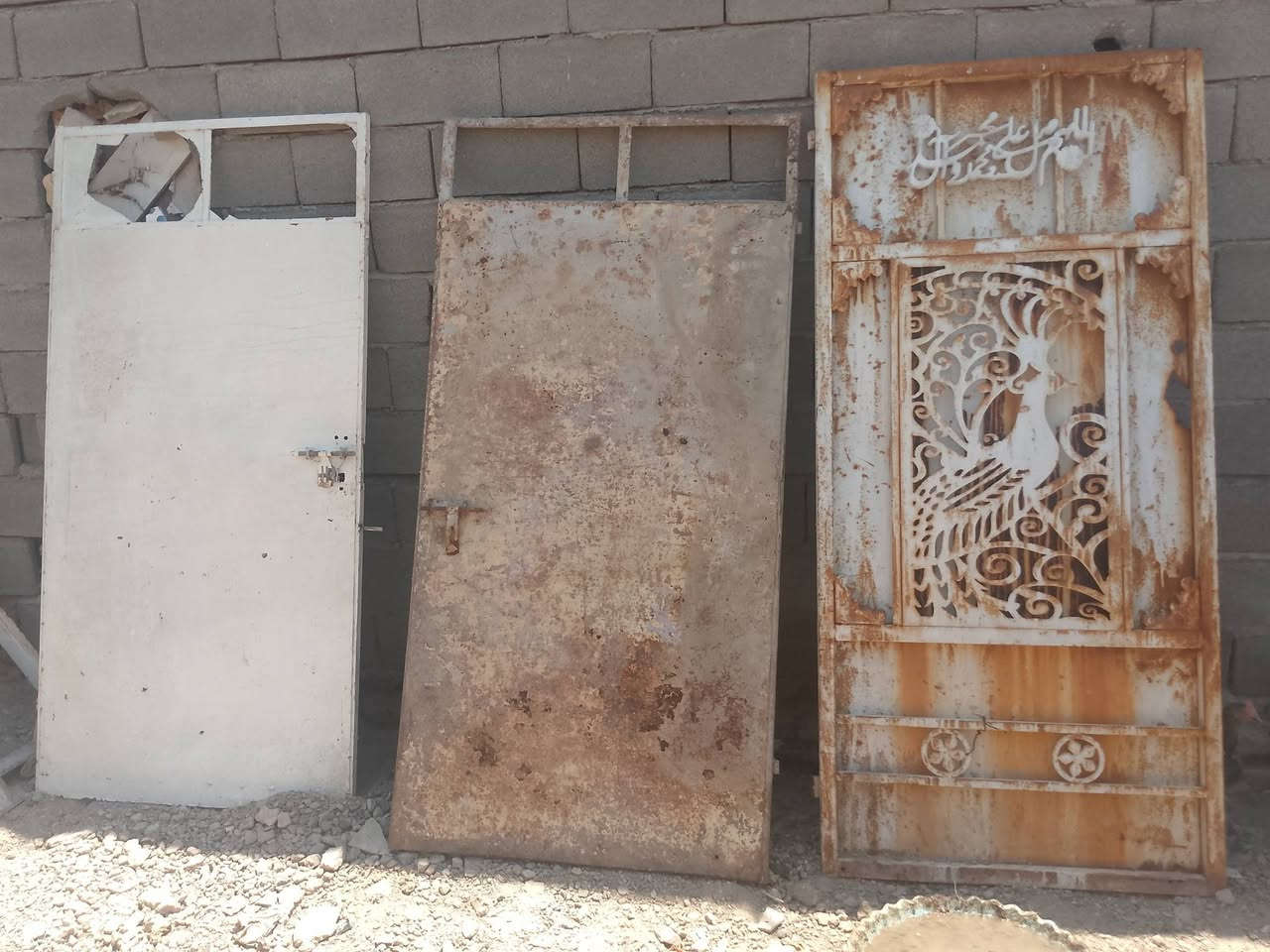 السلام عليكم..باب طلاقتين ..و3بيبان فرده وحده...وشباك متر ونص..في مترين حديد ثقيل.....كلهم200الف..مكاني الشعب سبع قصور.***********
