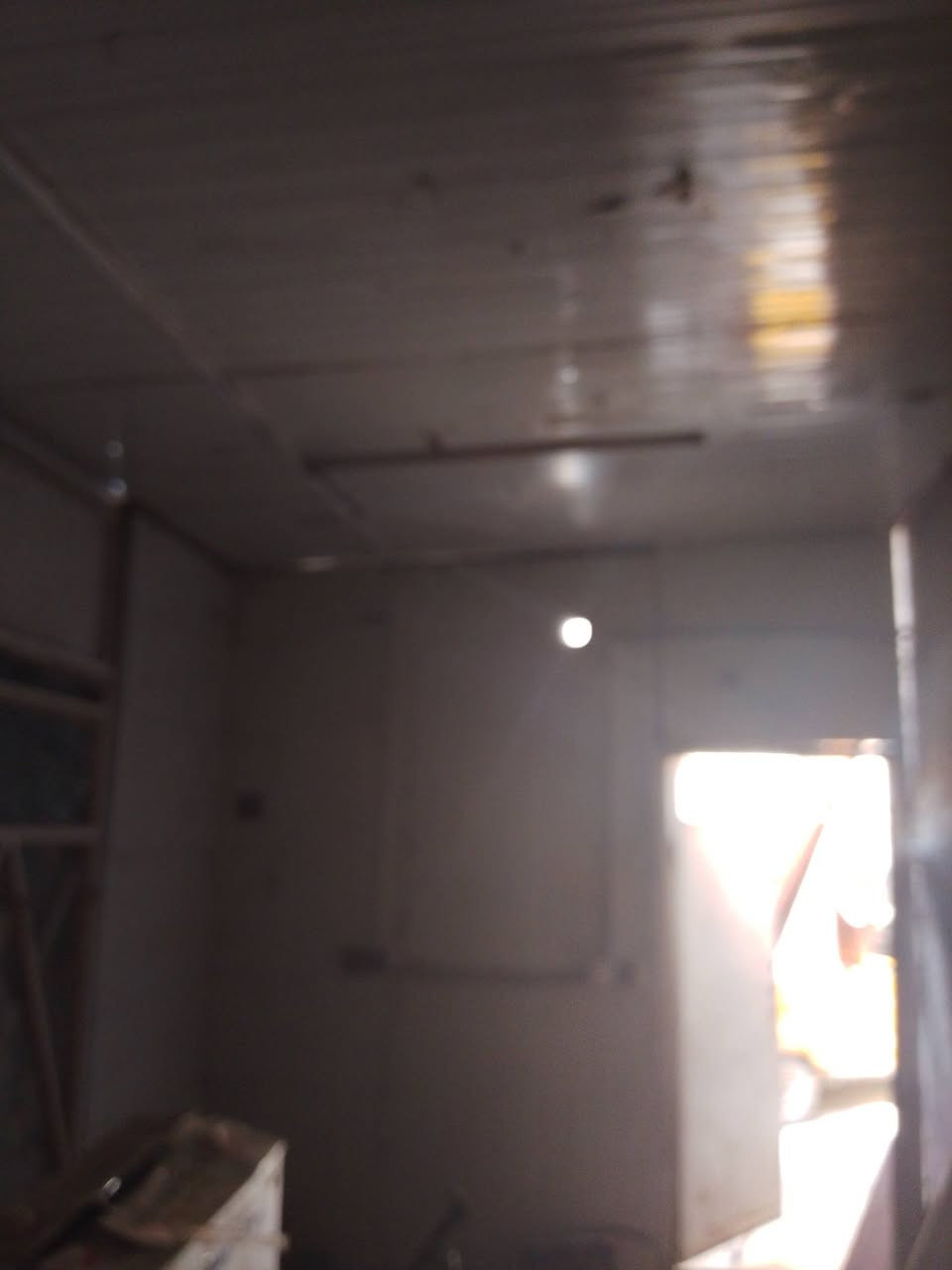 السلام عليكم يوجد كرفان محل للبيع طوله 5 متر وعرضه3  مع جام خانه كبنك وباب حديد مكاني بغداد الامين الثانيه والسعر خاص ***********
