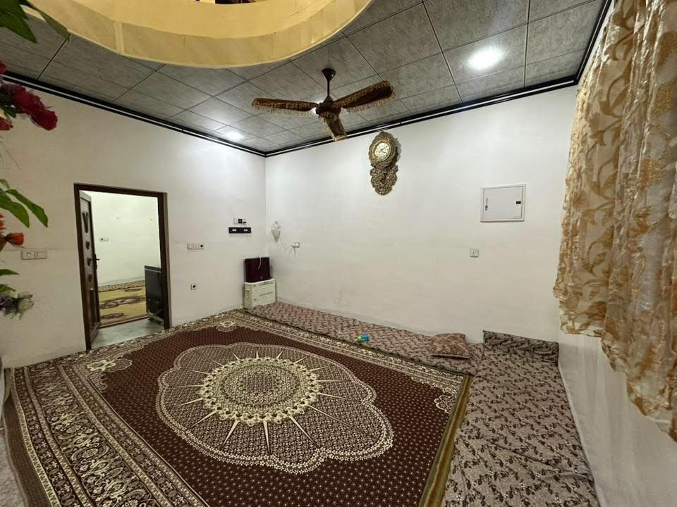 دار للبيع 100 متر طابقين ونص يحتوي على 3 غرف نوم وبيتونه بناء نضيف جدا طابو ملك صرف في منطقة الاسرى والمفقودين قرب صيدلية تولين 
السعر : 98 مليون وبي مجال ( بي مجال ومعامله مباشر ويا صاحبه ) 
***********
