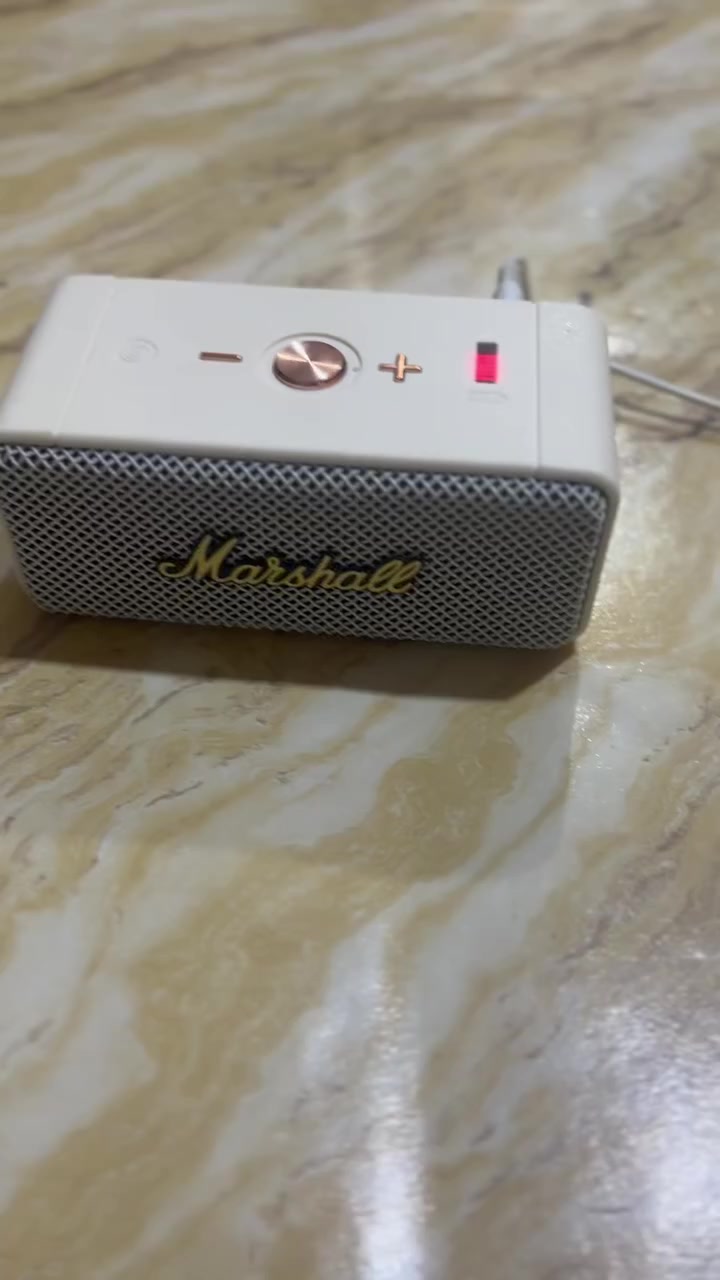 هذا المنتج هو مكبر صوت متنقل من نوع مارشال إمبرتون (Marshall Emberton).
يتميز بصوت محيطي 360 درجة وتقنية "True Stereophonic" لتجربة صوتية فريدة.
يوفر أكثر من 30 ساعة من وقت التشغيل بشحنة واحدة.
تصميم متين ومقاوم للماء والغبار بمعيار IP67.
يعتمد تقنية بلوتوث 5.1 لاتصال لاسلكي مستقر..السعر 50


**إذا كنت صاحب هذا الإعلان وتريد حذفه لأي سبب، رجاءا أرسل رسالة إلى الدعم الفني**