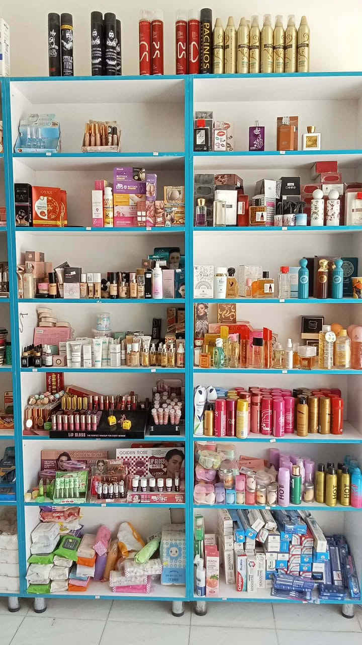 كوزمتك لبيع حتوي على مواد شوفت عينك 12فاترينه +ميز حسابات للاستفسار ***********

