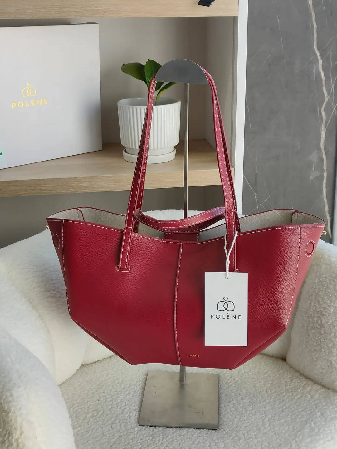 بولين ماستر كوالتي مع البوكس 🤍

👜 الجلد سوفت والكوالتي يجنن
🪡 الخياطة مرتبة والتشطيب من الداخل ممتاز
📏 الحجم وسط، والقاعدة ثابتة ، مناسب للدوام، الطلعات والاستخدام اليومي
🎨 متوفرة بـ 6 ألوان: أوف وايت، أسود، رصاصي، وردي، جوزي، أحمر ❤️
ويجي وياها المحفظة مالتها نفس لون الجنطة طبعاً ✨ 
💰 السعر: 25 ألف فقط
🚚 التوصيل لجميع محافظات العراق: 5 آلاف
📸 التصوير حقيقي من داخل المحل ✨
🎁 ومتوفر عدنا تغليف هدايا أنيق
💝 سعر التغليف: 3 آلاف
📩 للحجز والاستفسار راسلينا بالدايركت، والكمية محدودة. 🤍✨


**إذا كنت صاحب هذا الإعلان وتريد حذفه لأي سبب، رجاءا أرسل رسالة إلى الدعم الفني**