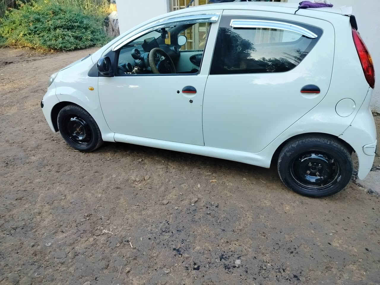 السلام عليكم بي واي دي f0 للبيع 2013 بصمه غرامات مصفرة سنويه بعدهي ما منتهية مكفولة من الضربة فقط اكو طخات بسيطة كهربائيات شغالة رقم دولي بغداد السيارة بسم اخوي مكان كوت  شاشة وكامرة وسماعت جديد صدر جديد تايرات تخم جديد تبريد كمبريسر واكف تدفئة شغالة السعر 35 بيهة مجال رقم ***********
