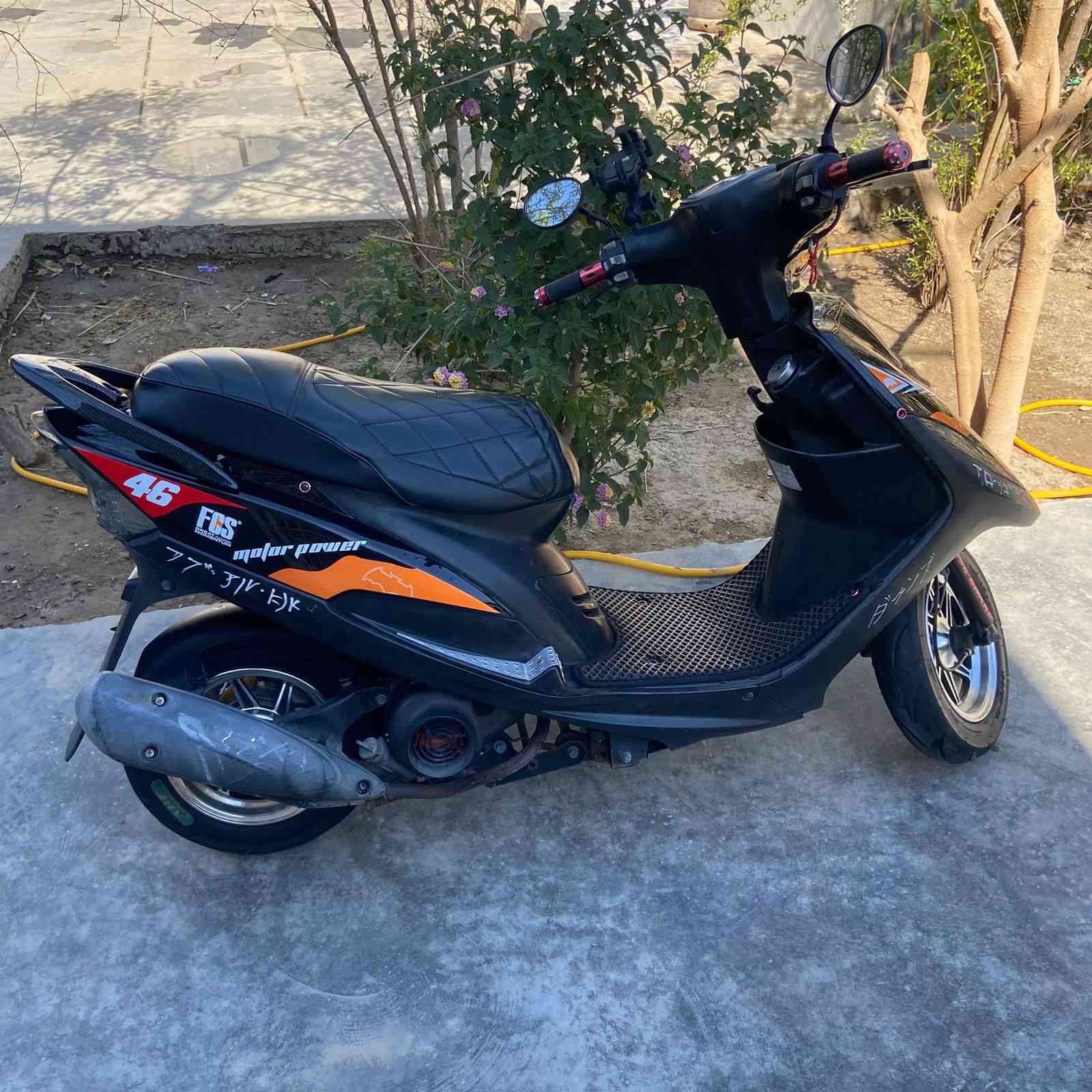 سلام عليكم 
دراجه ماكس عدلة نضيفه مكينه برغي مامفتوح بيها مزوده گفراتFCS
گلجات FCS
كشن خياطة
ويالة+ تايرات جيلاتين
سبايدر كاربون 
مسكات+ يدات بريك
سعرها 1200 مو شراي لايراسل ***********موجود بل واتساب
